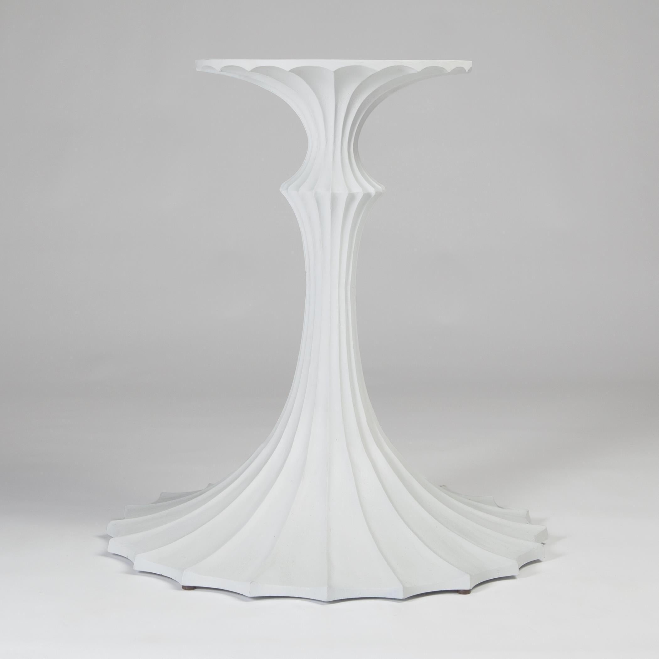 Flötenförmiges Tischgestell aus Eisen von William D Scott in Weiß.   Bitte beachten Sie...nur Tischfuß.  

Fließende, geriffelte Details machen den klassischen Tulpenfuß interessant und passen perfekt zu Holz- und Marmorplatten.  Kombinieren Sie, um