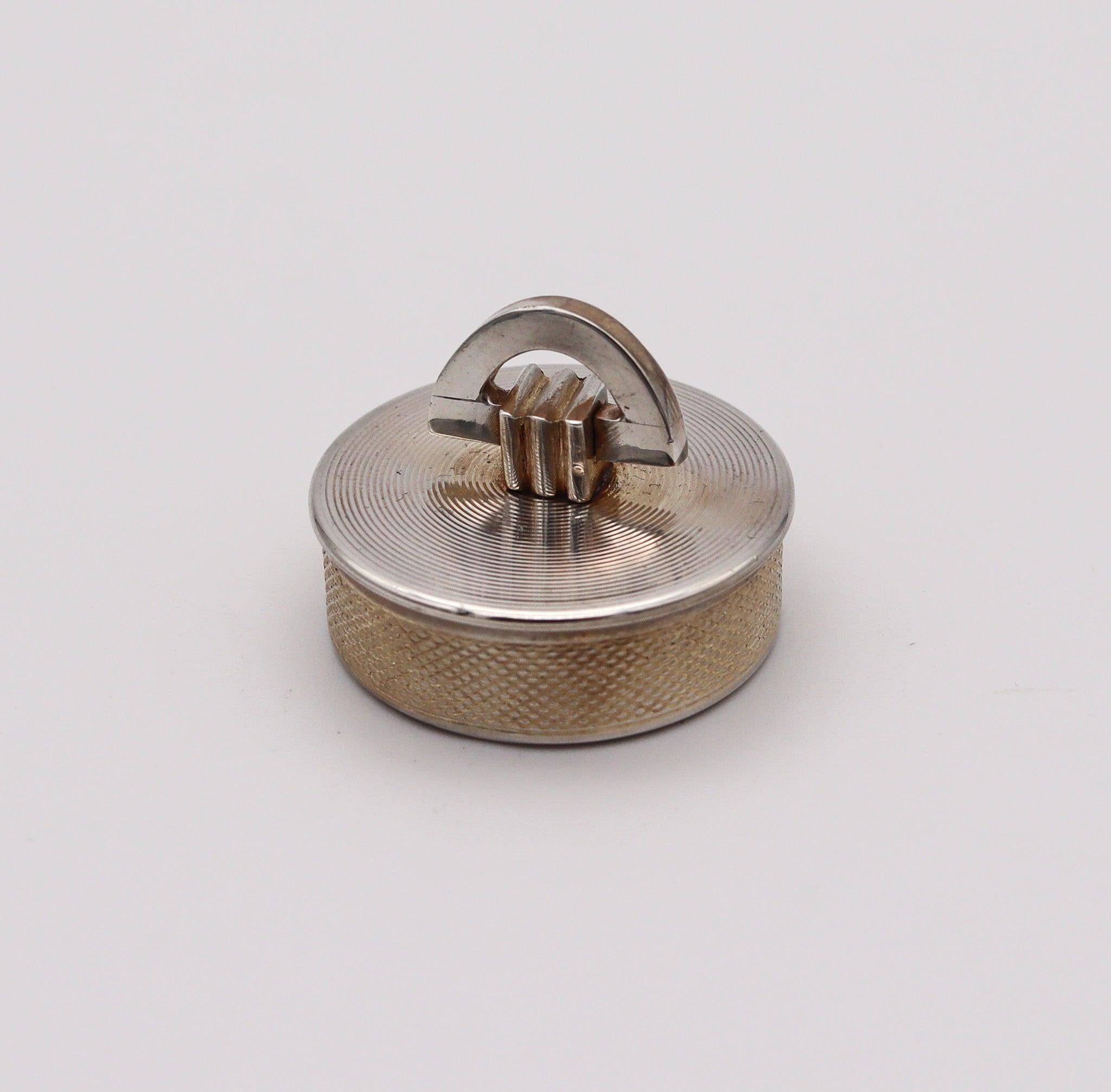 Round pill box designed by William Davenport & Co.

This is a very delicate and useful round pill box, created in the city of Birmingham in England by the William Davenport & Company, back in the 1948. This pill box have been crafted with geometric