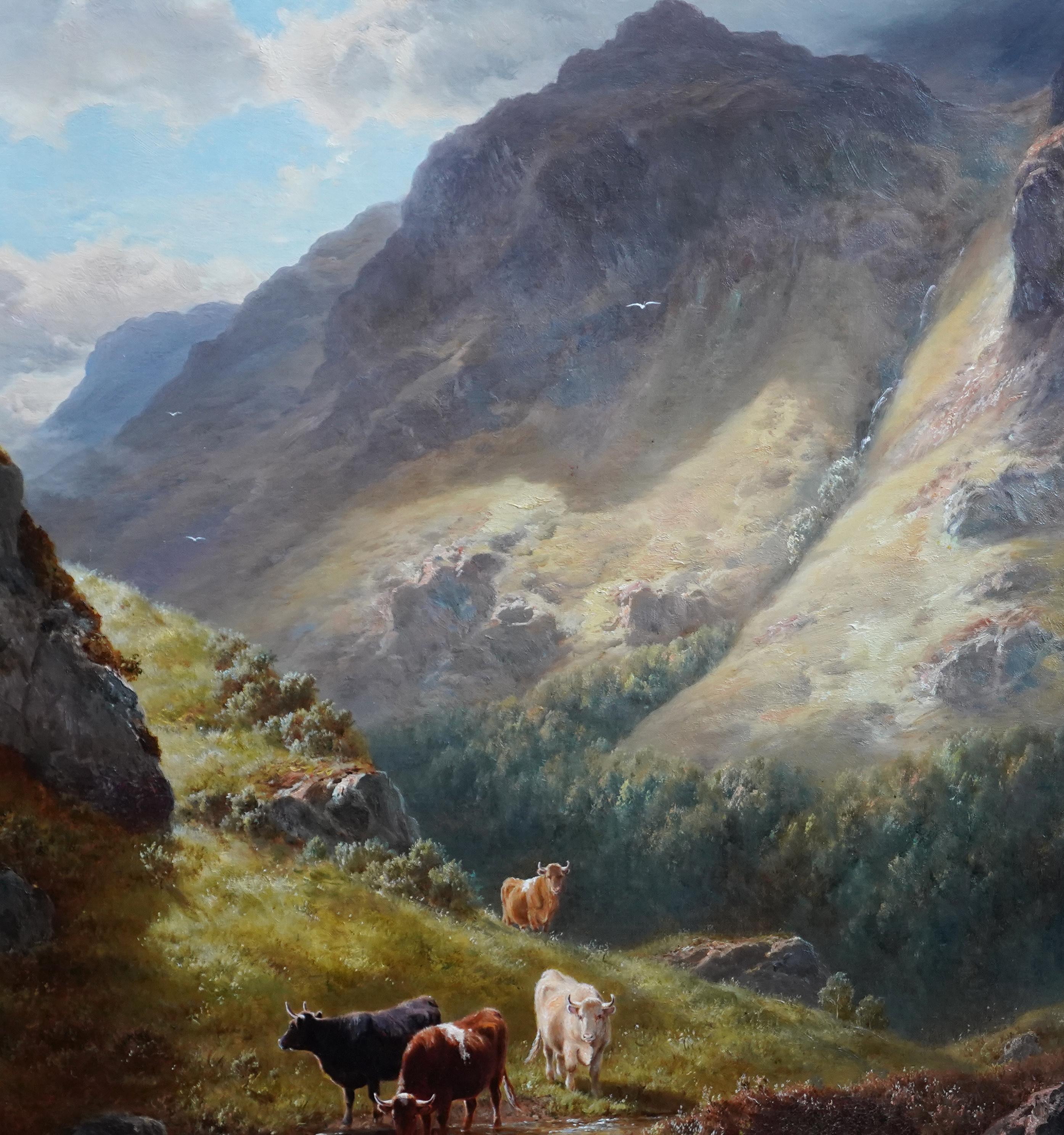Ce charmant paysage victorien britannique peint à l'huile est l'œuvre de l'artiste William M-One. Elle a été peinte en 1898 et se situe à Gate Crag Borrowdale, dans le Cumberland, dans le Lake District. Au premier plan, plusieurs bovins de couleurs