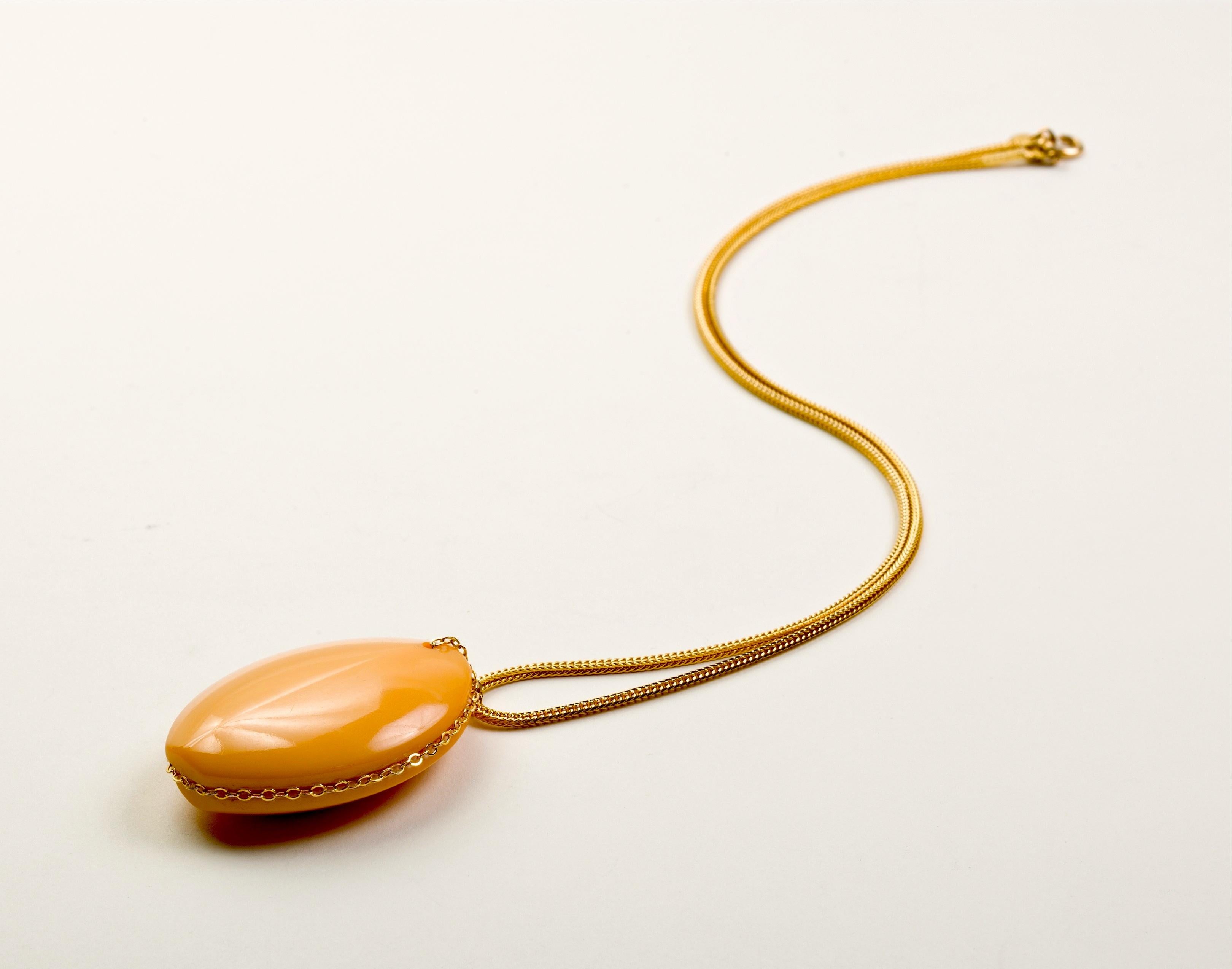 William De Lillo Pendentif en bakélite sur chaîne serpentine Bon état - En vente à New York, NY