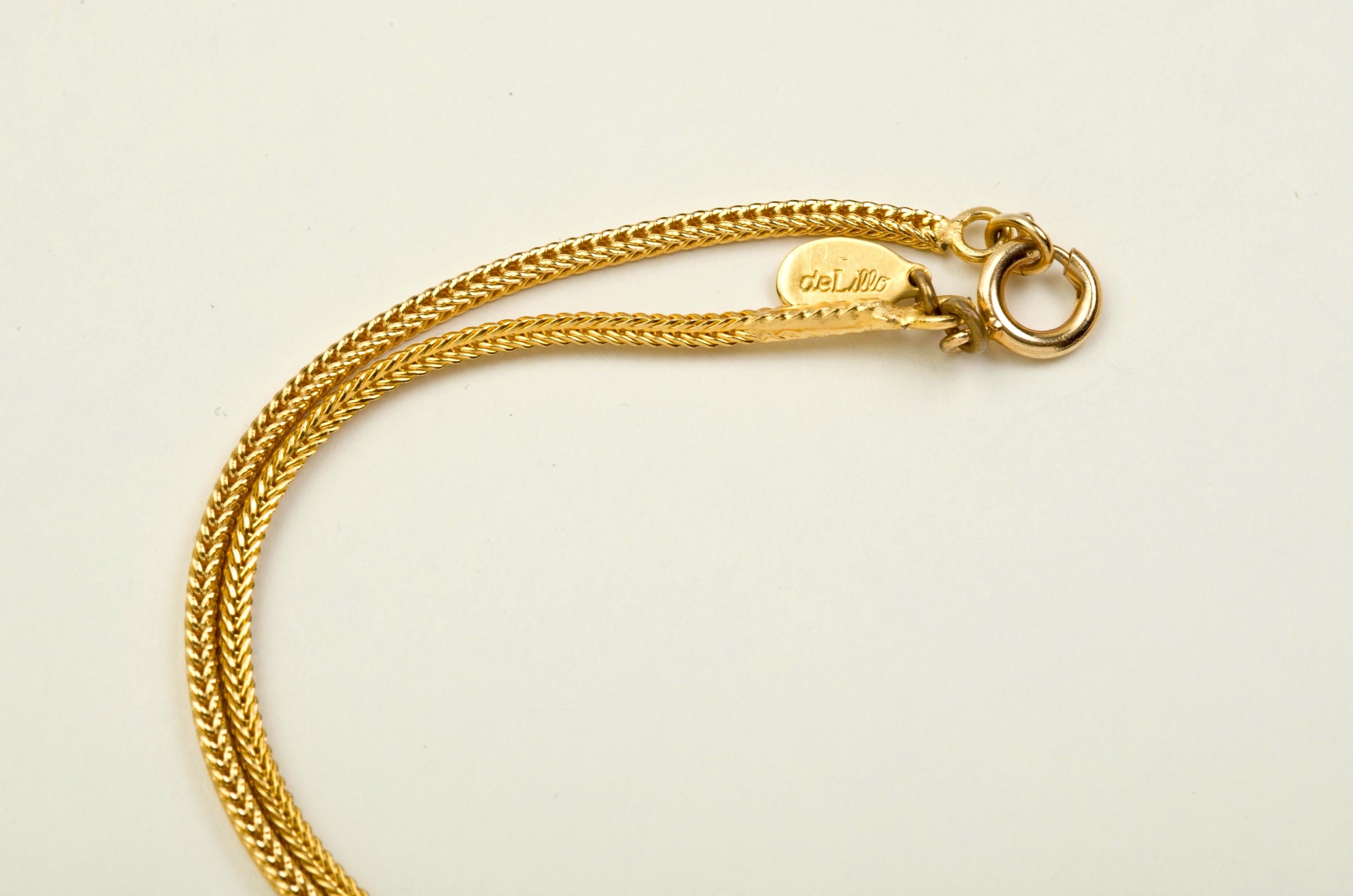 William De Lillo Pendentif en bakélite sur chaîne serpentine en vente 1