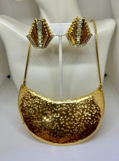 William de Lillo Bib-Halskette und Ohrringe, gehämmert, vergoldet, vergoldet