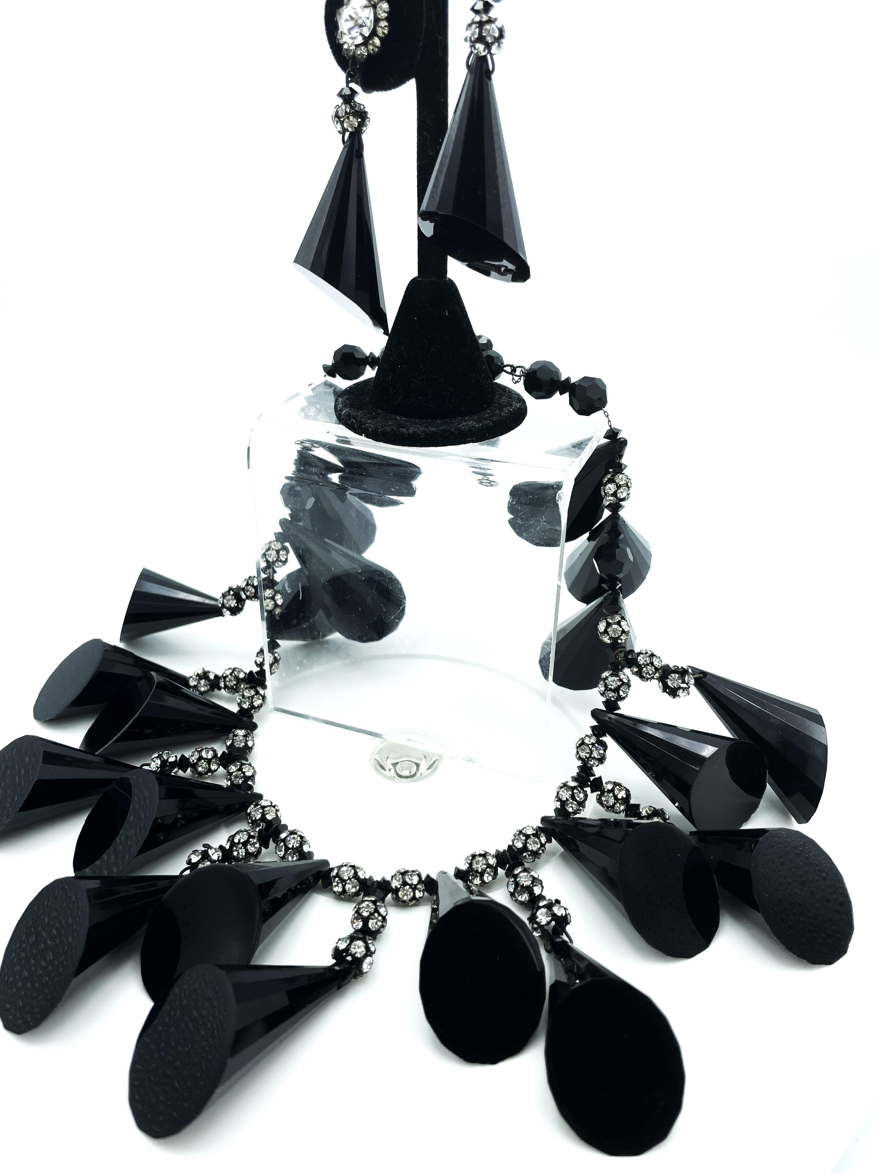 William De Lillo, NY,  black Bakelite necklace with matching earclip, USA 1970 In Good Condition For Sale In Stuttgart, DE