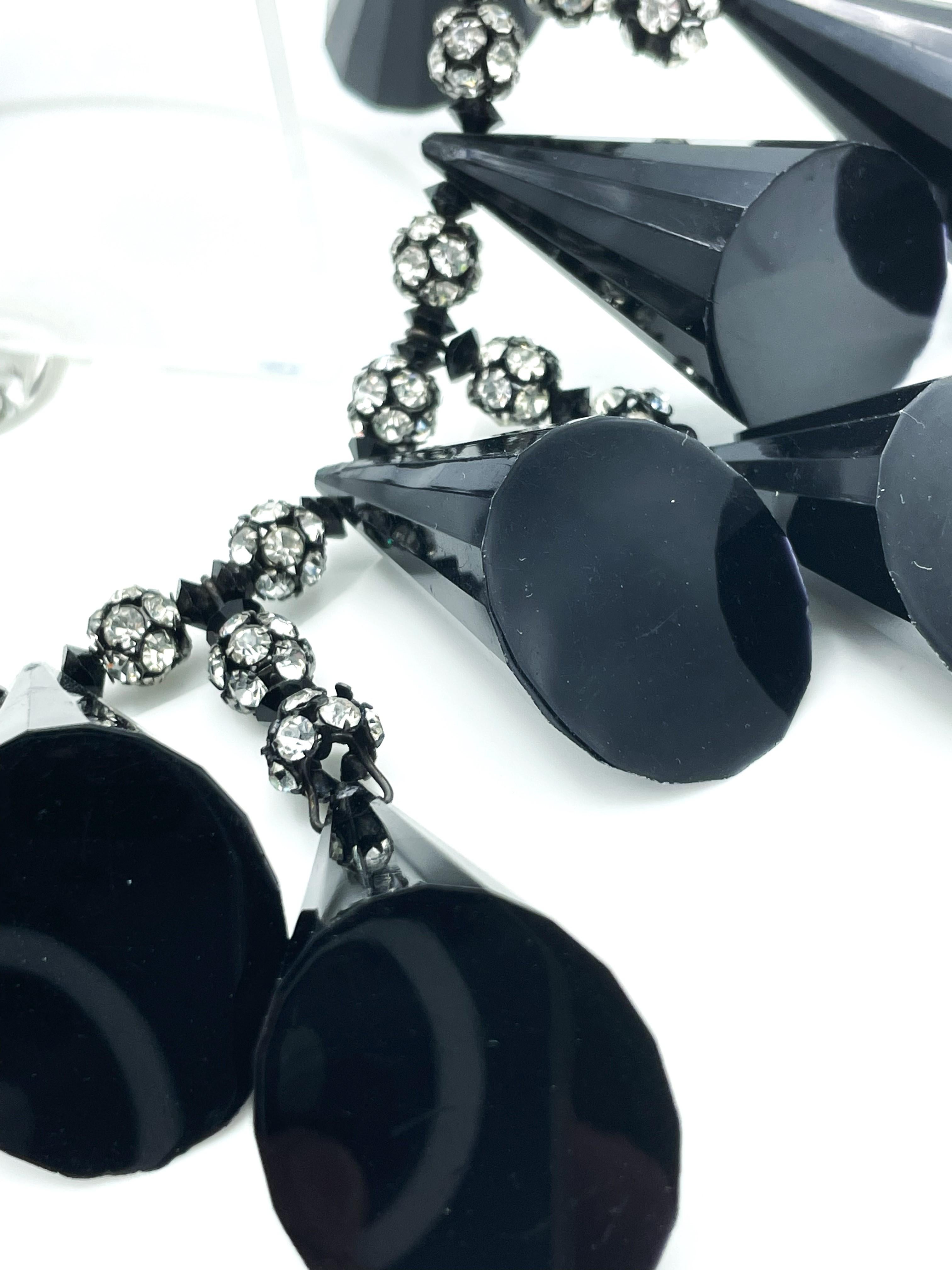 Women's William De Lillo, NY,  black Bakelite necklace with matching earclip, USA 1970 For Sale