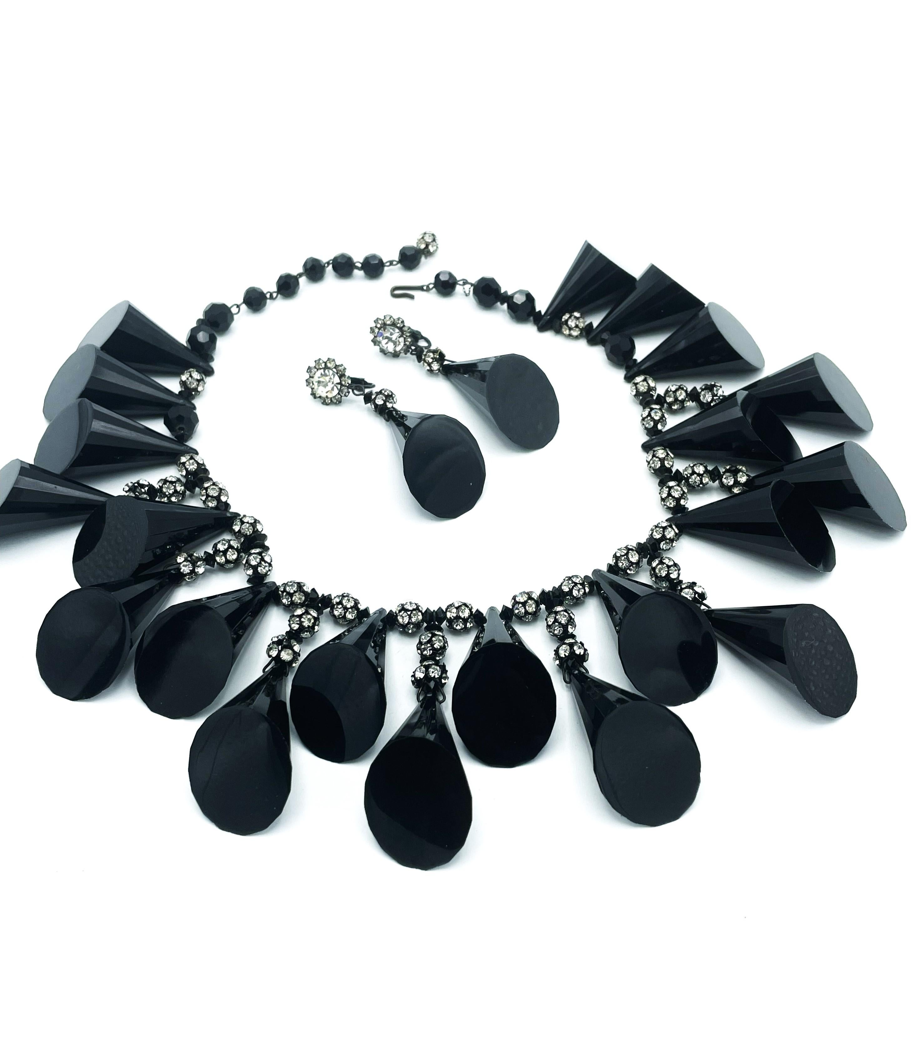William De Lillo, NY,  black Bakelite necklace with matching earclip, USA 1970 For Sale 3