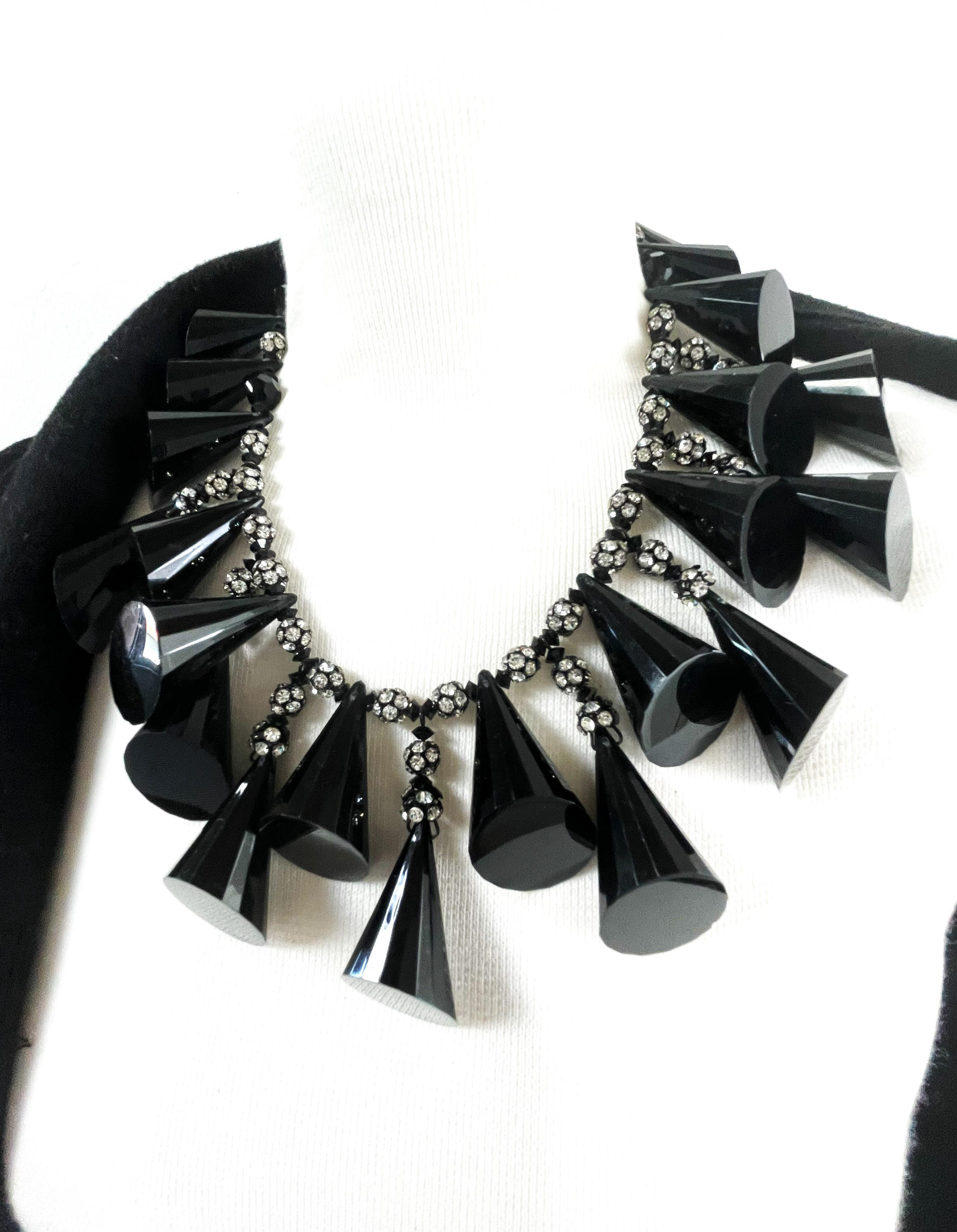 William De Lillo, NY,  black Bakelite necklace with matching earclip, USA 1970 For Sale 4