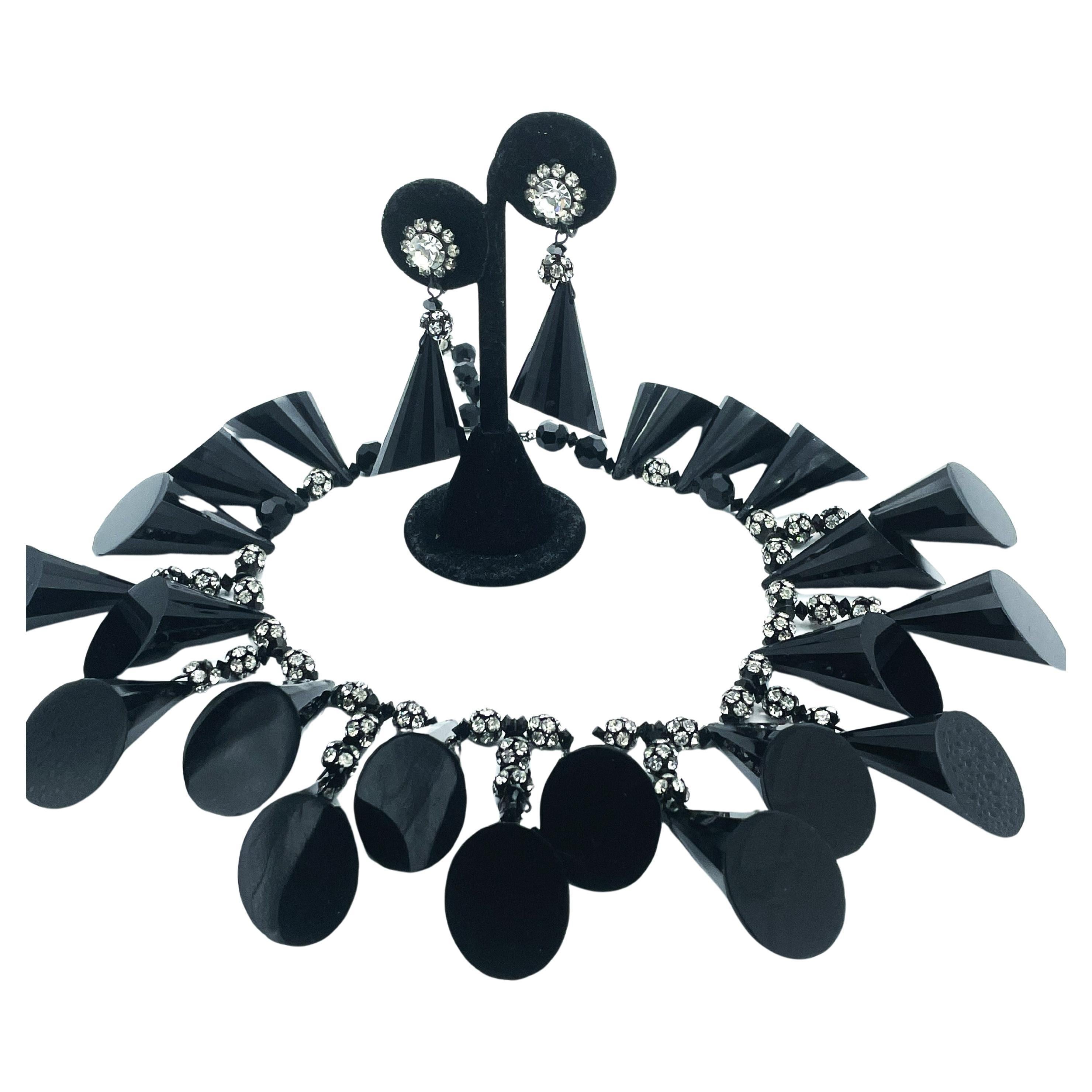 William De Lillo, NY,  black Bakelite necklace with matching earclip, USA 1970 For Sale