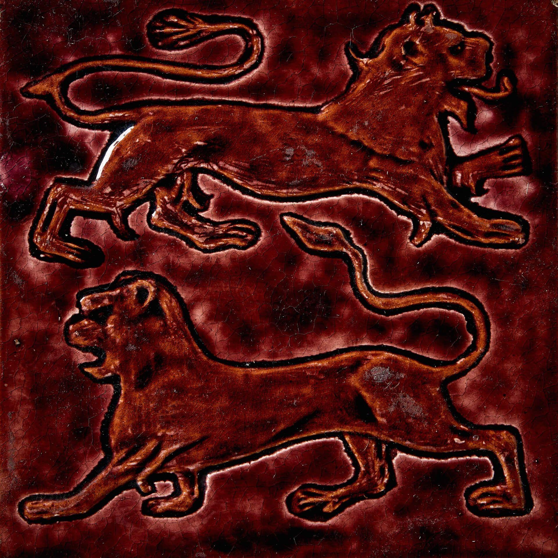 Una piastrella antica con leone araldico di 6 pollici e ¼ disegnata da William De Morgan, con impresso al rovescio il marchio a rosa di Fulham End Pottery, Fulham.

Risalente alla fine del XIX secolo, questa piastrella presenta due leoni passanti in