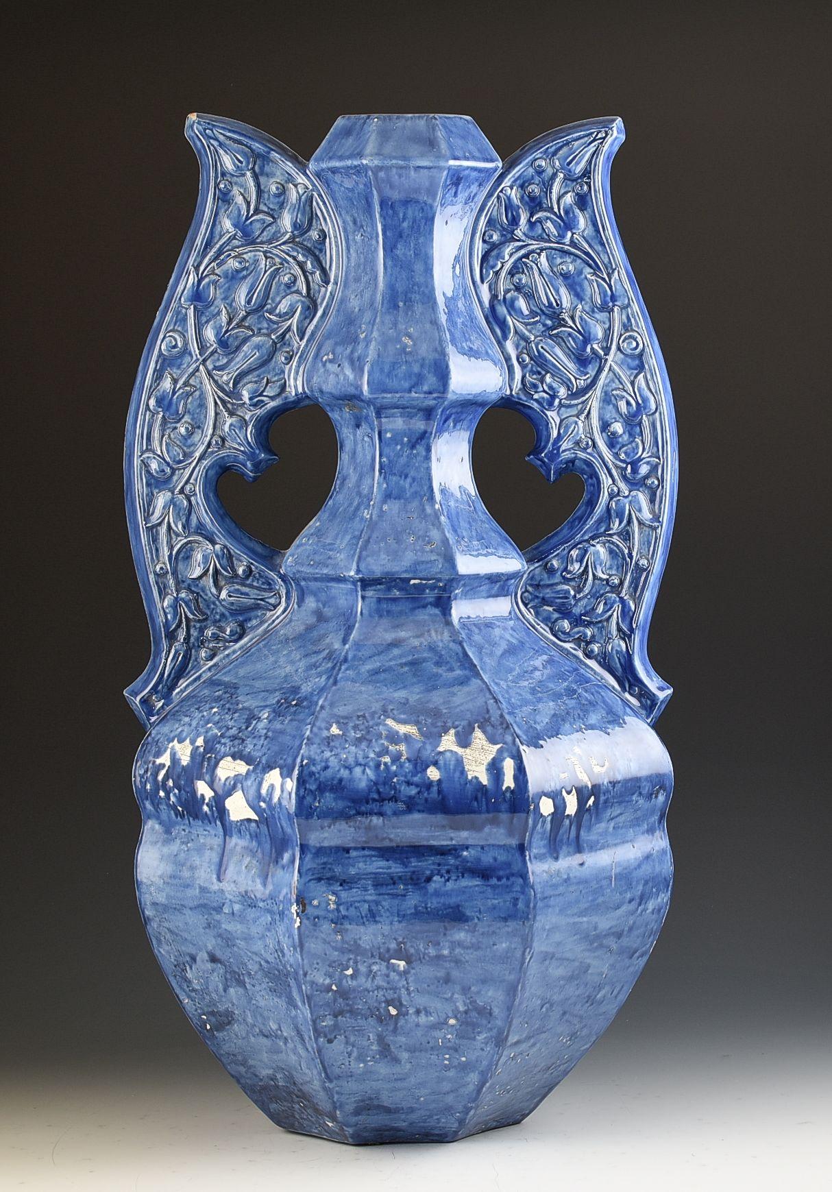Eine seltene und großformatige Alhambra-Vase von William de Morgan. Das ist etwas, das ich noch nie gesehen habe und daher ein seltenes Modell ist. Er ist in Alhambra-Form verziert, wobei die Form und das Design offensichtlich persische Einflüsse