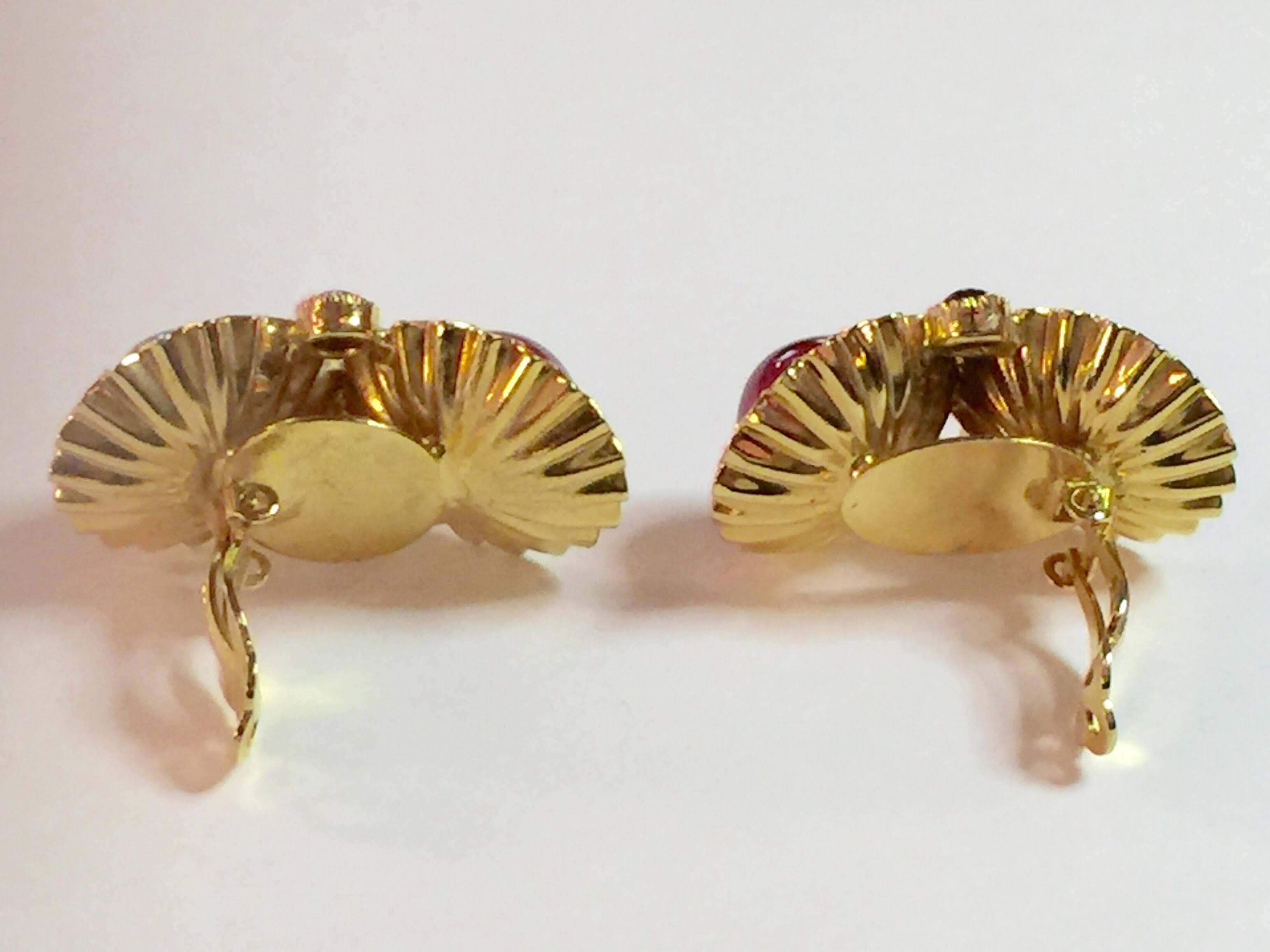 William DeLillo 1960s Fuschia Cabochon Goldtone Clip On Earrings In Excellent Condition For Sale In Palm Springs, CA