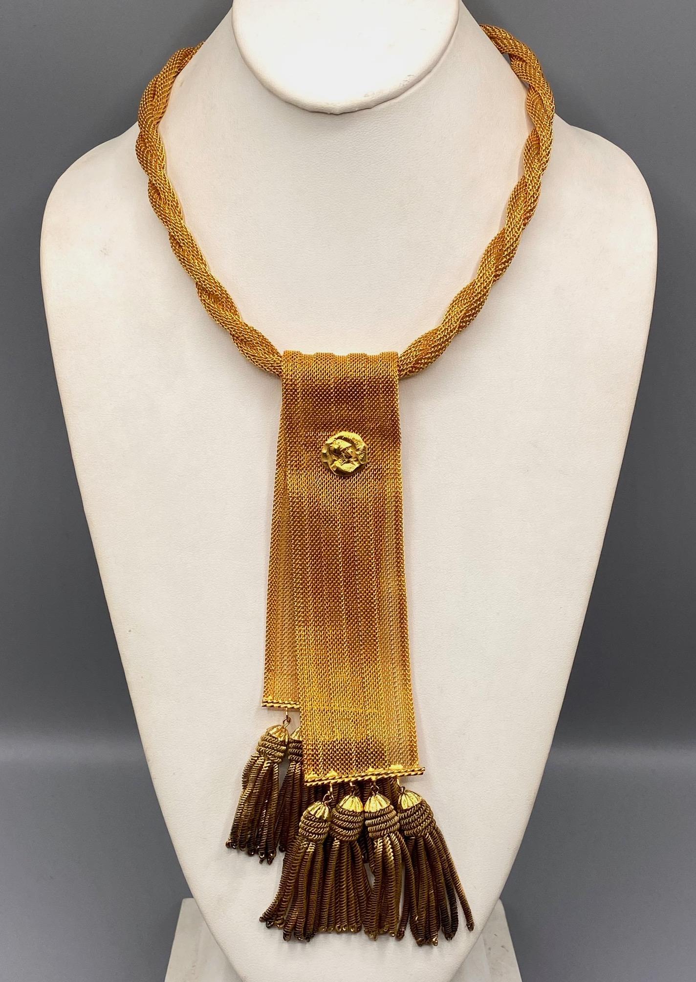 Präsentiert wird eine wunderbare und einzigartige 1970er Jahre Design Halskette von William DeLillo. Das Seil Twist Halskette ist  0,38 cm breit. Sie besteht aus zwei dünneren goldfarbenen, gewebten Hohlsträngen, die miteinander verdreht sind. Jedes