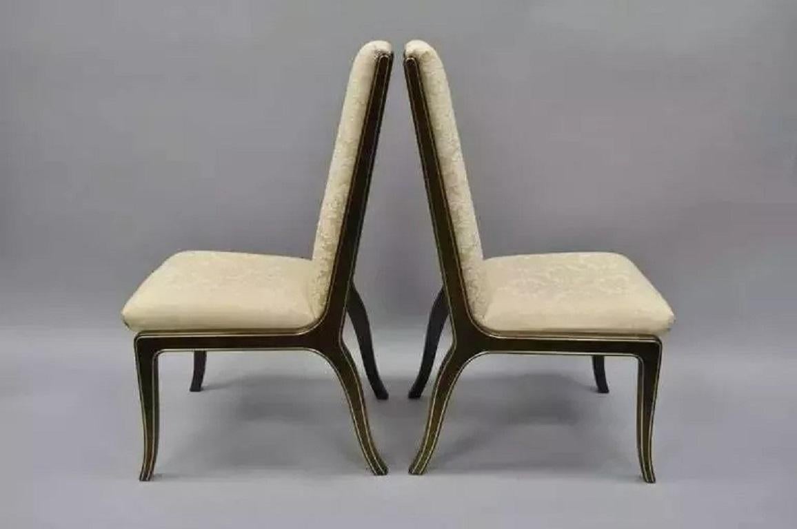 Coppia di sedie da pranzo imbottite con intarsi in ottone William Doezema per Baker Mastercraft. L'articolo presenta una scultorea struttura in legno massiccio con finiture intarsiate in ottone e sedute e schienali imbottiti. Questo design dalle