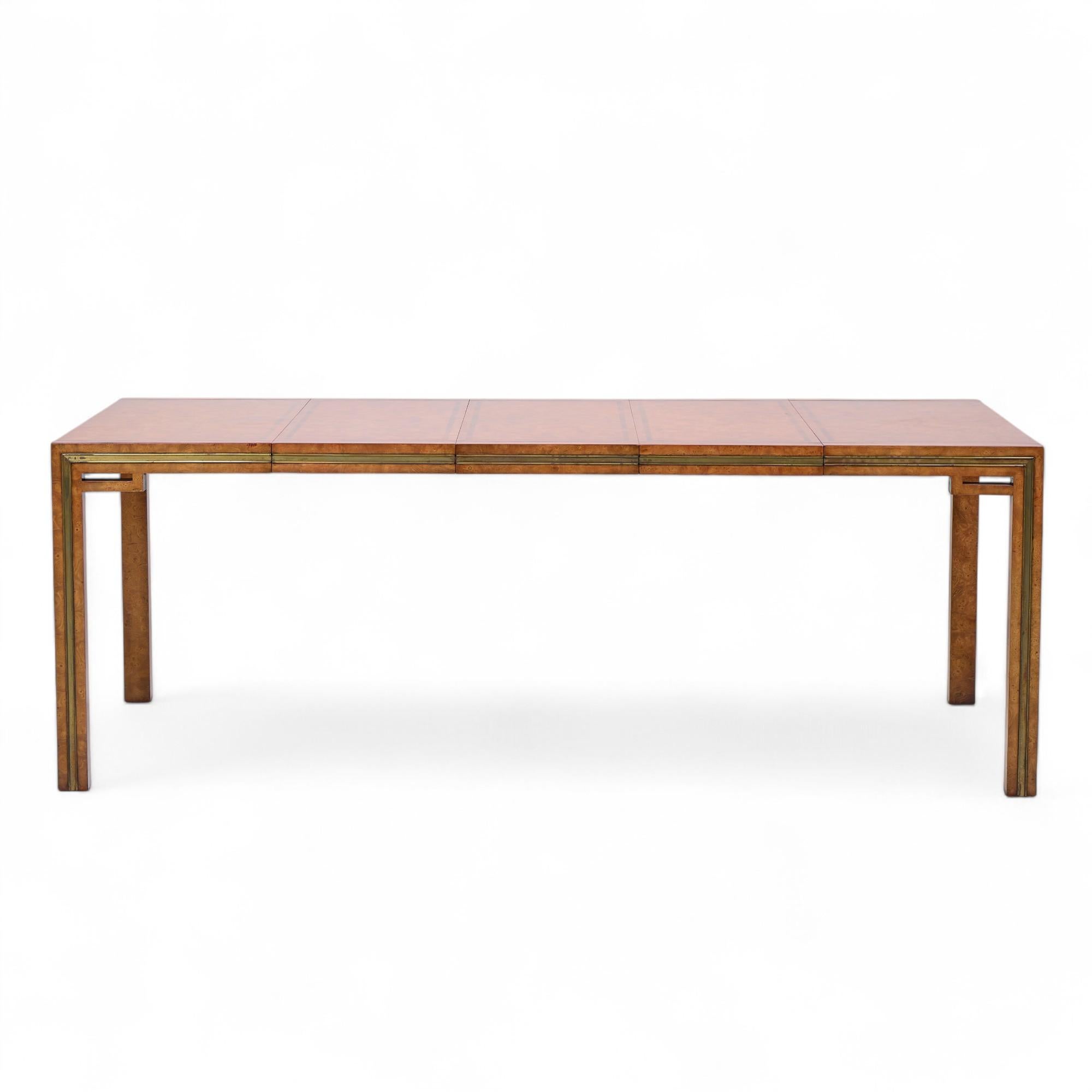 William Doezema for Mastercraft Mid Century Burlwood and Brass Exanding Dining Table with 3 Leaves (table à manger extensible en bois de bourgogne et en laiton)

Cette table mesure : 36 de large x 36 de profond x 29 pouces de haut, avec un