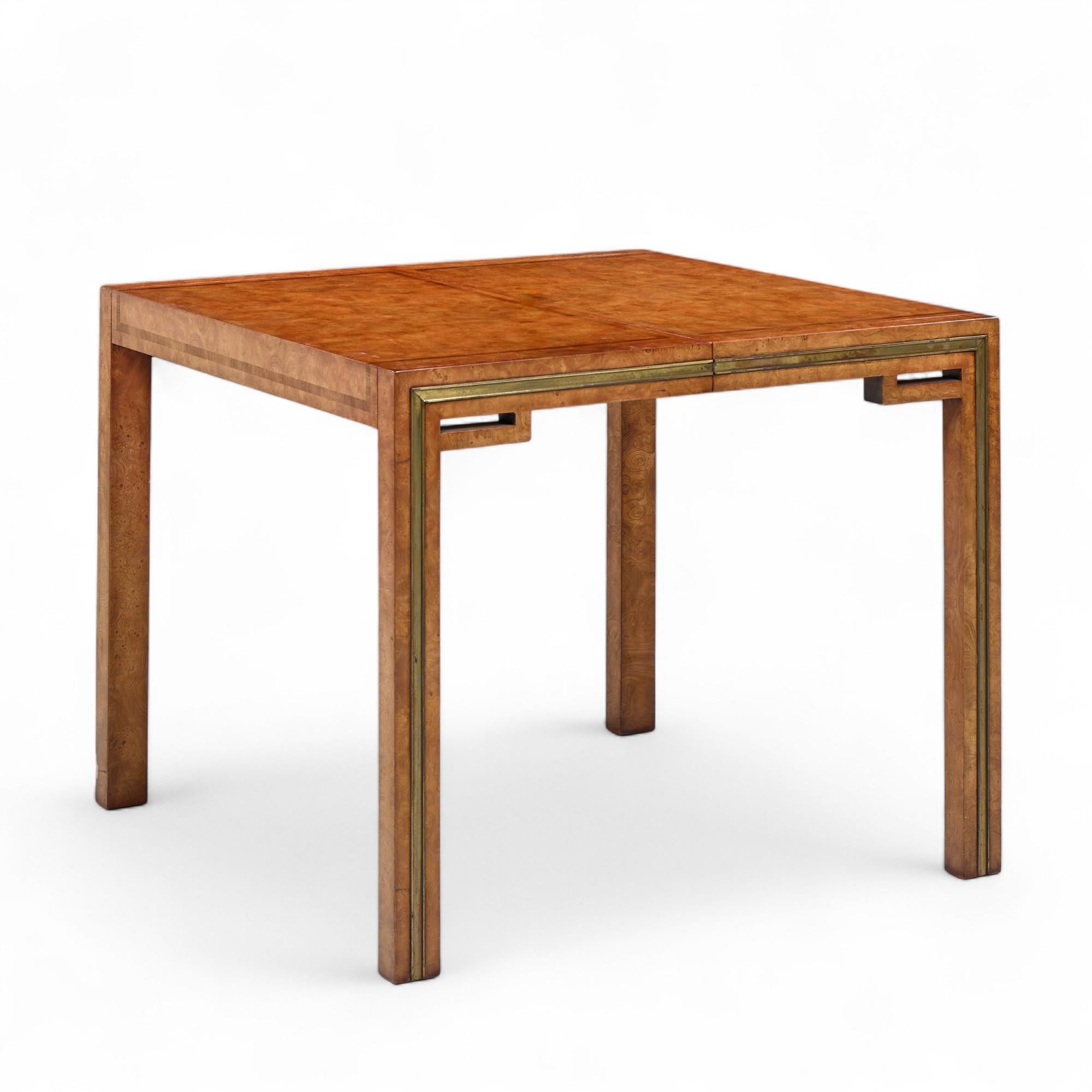 20ième siècle William Doezema pour Mastercraft Table de salle à manger en bois et laiton avec 3 abattants en vente