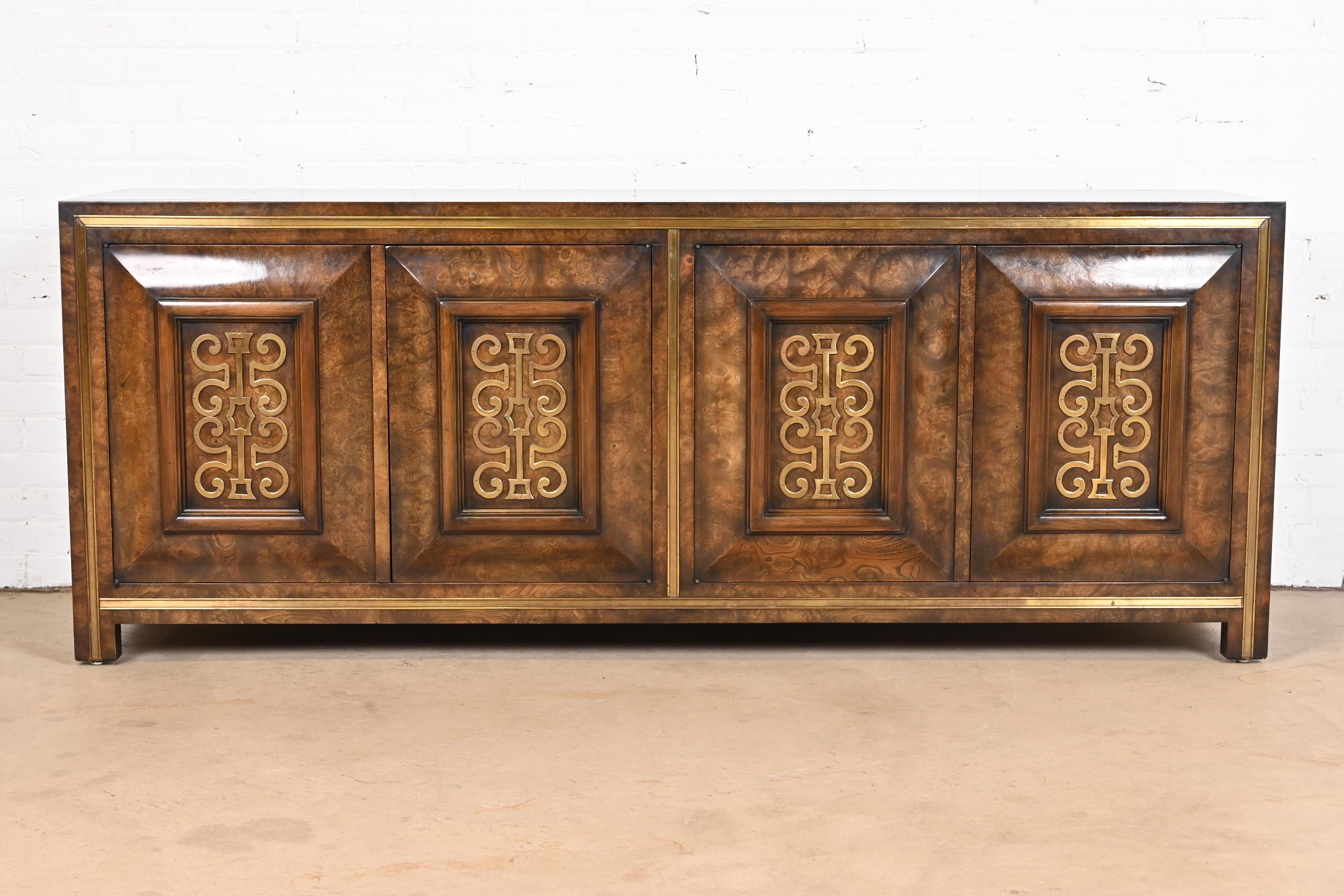Americano William Doezema per Mastercraft Hollywood Regency Credenza in legno di radica e ottone in vendita