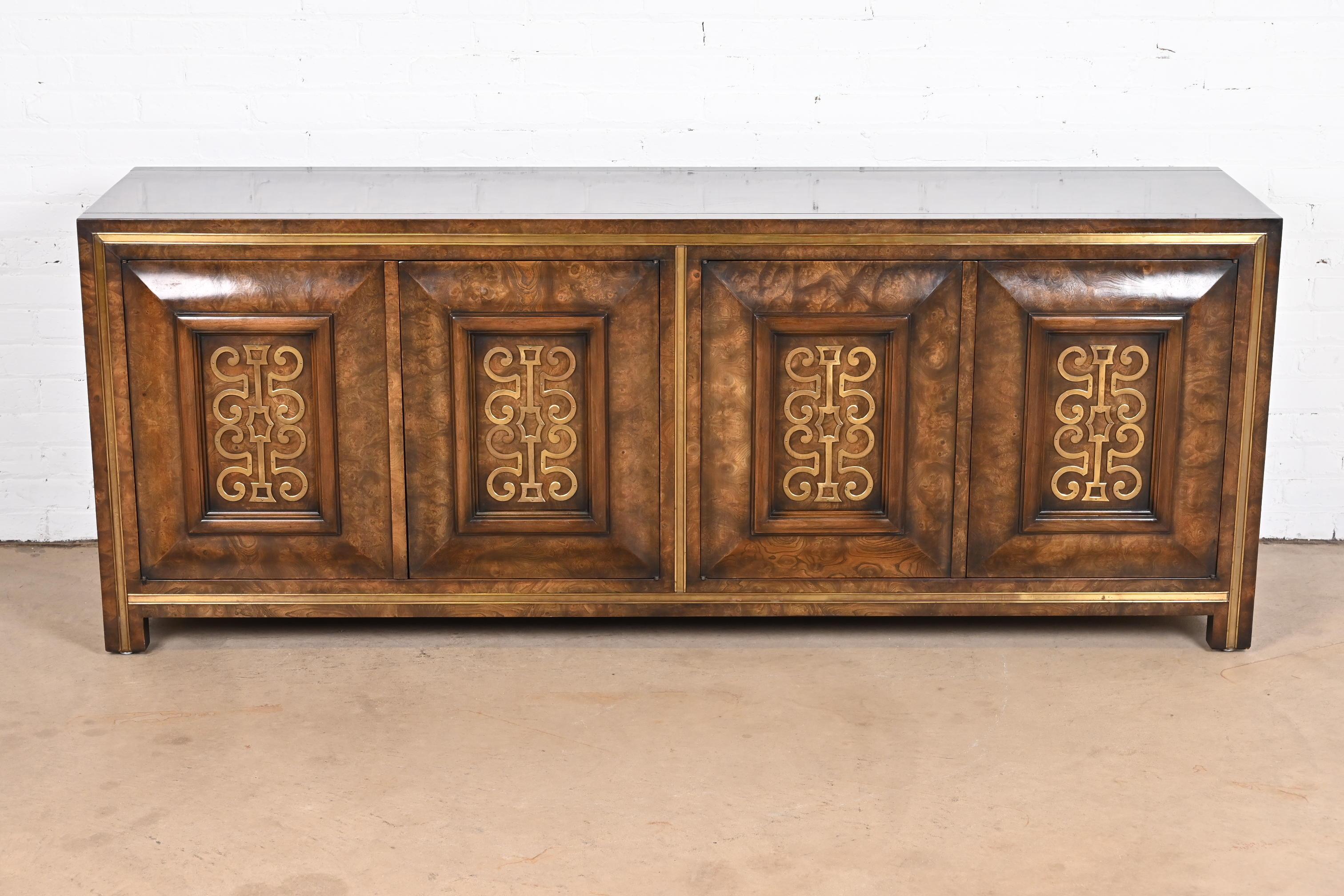 William Doezema for Mastercraft Hollywood Regency Burl Wood and Brass Credenza In Good Condition For Sale In South Bend, IN