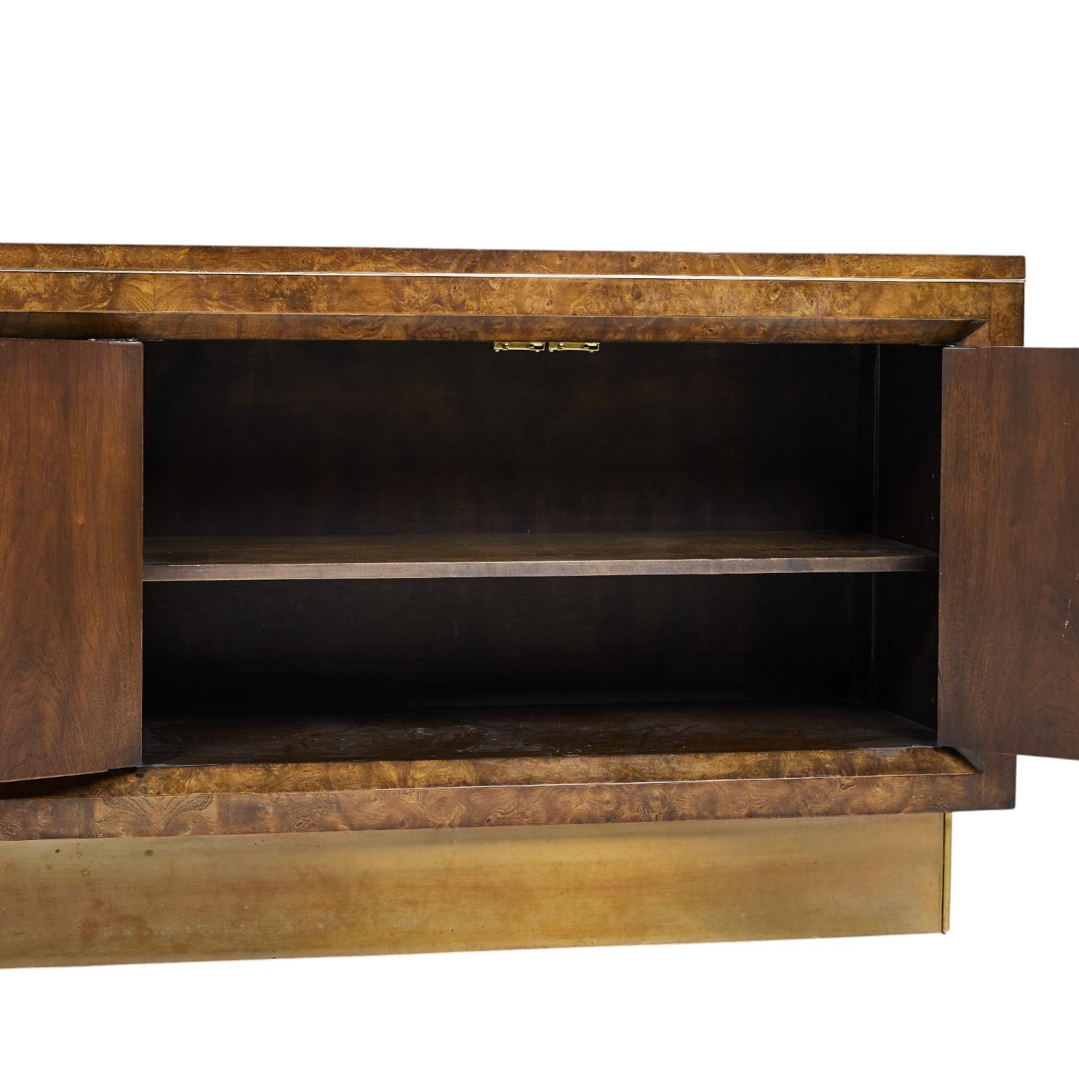 William Doezema per Mastercraft Credenza in legno di boro e ottone del metà del secolo scorso in vendita 3