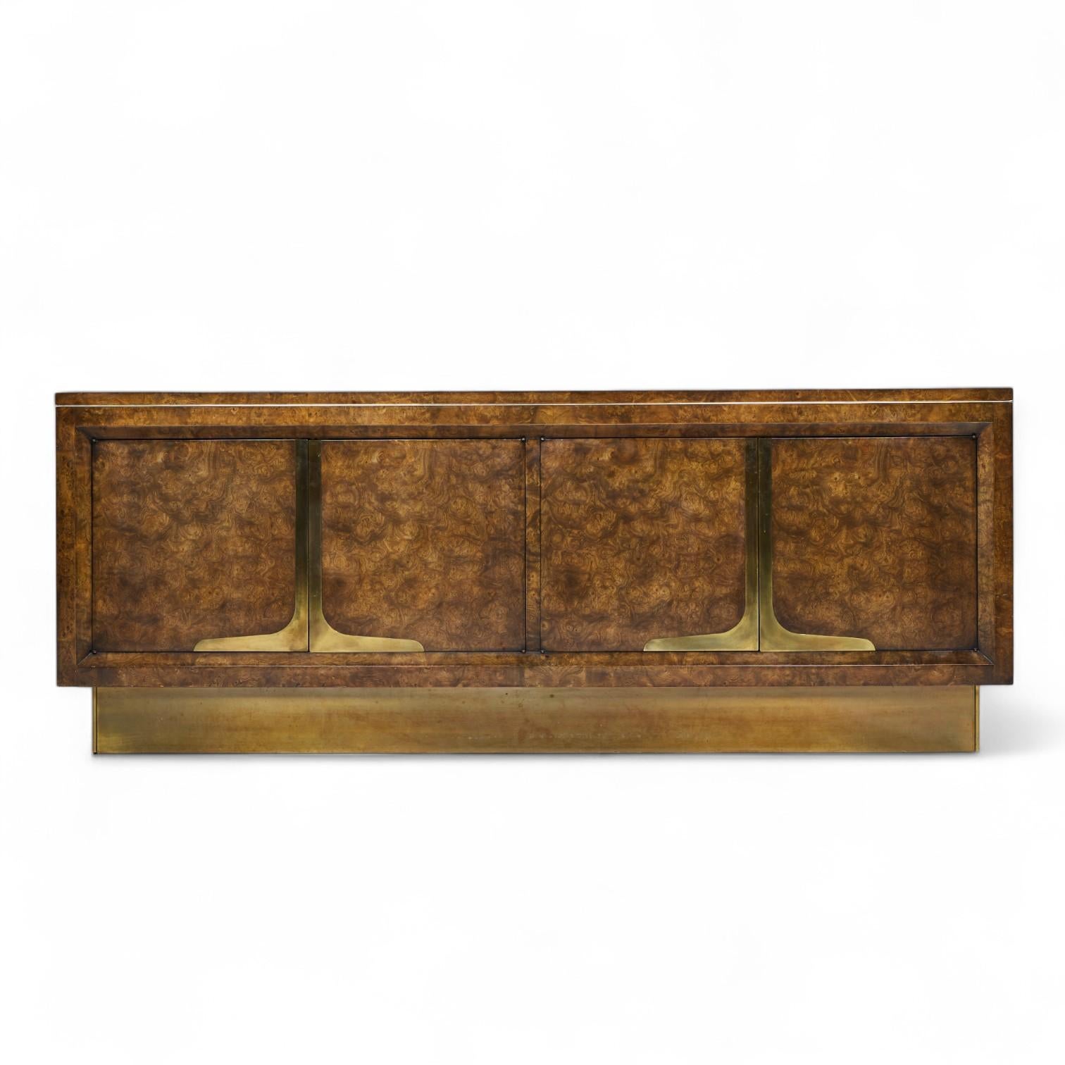 William Doezema per Mastercraft Credenza in legno di boro e ottone del metà del secolo scorso

Questa credenza misura: 84 pollici di larghezza x 17,75 di profondità x 32,25 di altezza

Tutti i mobili possono essere acquistati in quello che noi