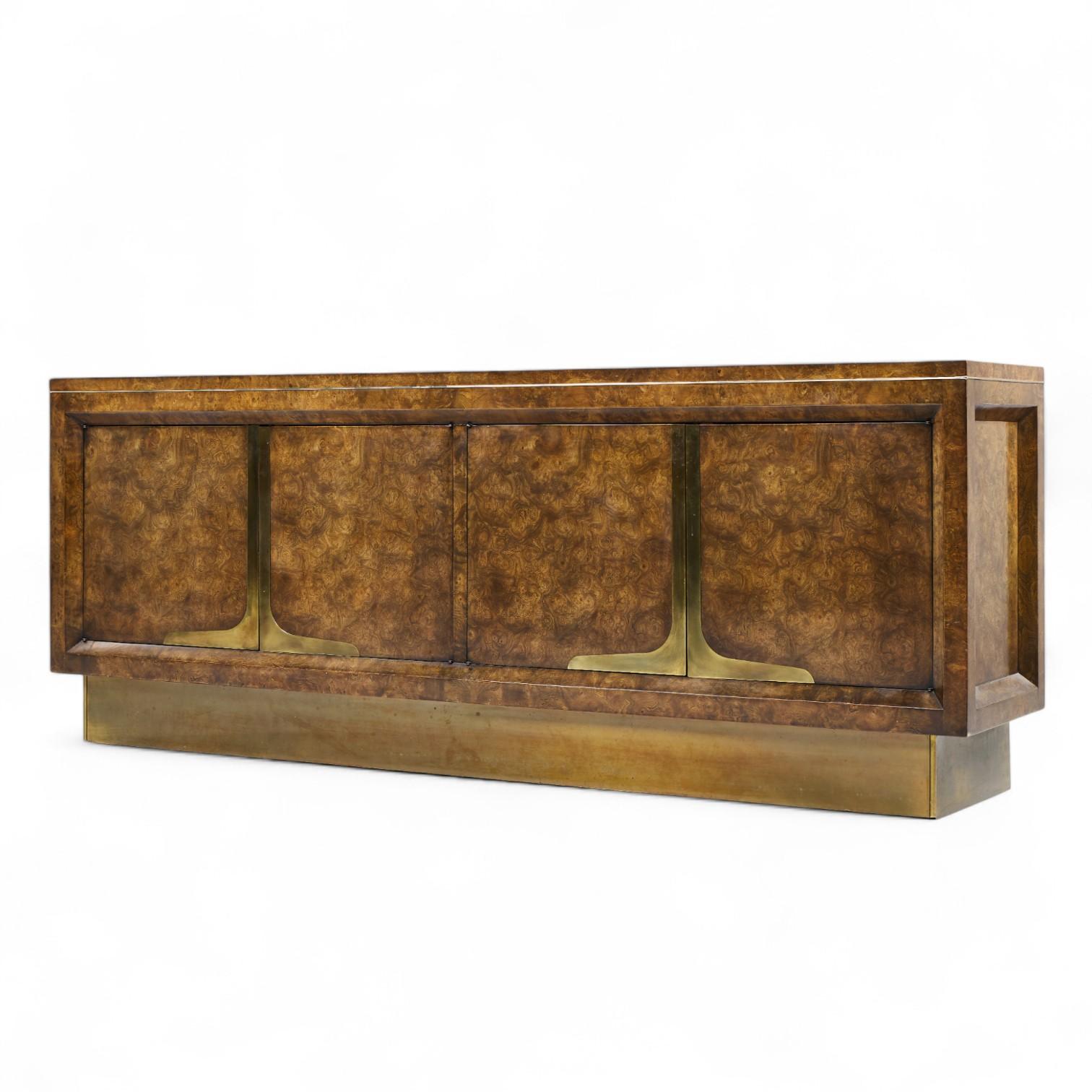 Mid-Century moderno William Doezema per Mastercraft Credenza in legno di boro e ottone del metà del secolo scorso in vendita