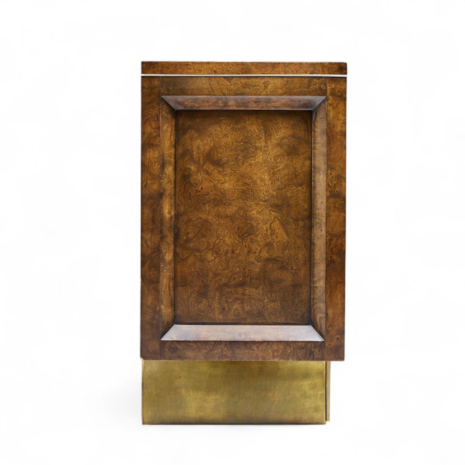 Americano William Doezema per Mastercraft Credenza in legno di boro e ottone del metà del secolo scorso in vendita