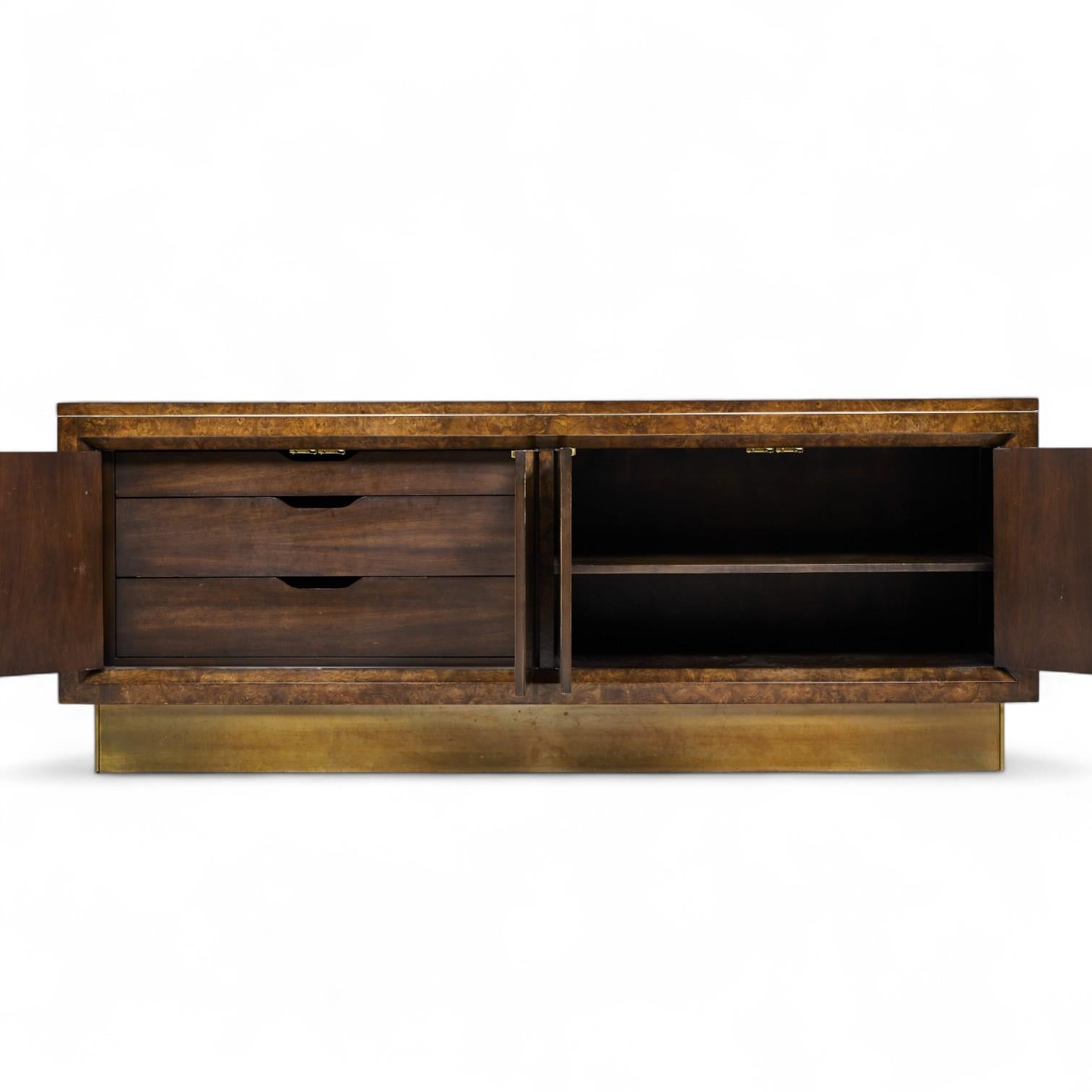 XX secolo William Doezema per Mastercraft Credenza in legno di boro e ottone del metà del secolo scorso in vendita