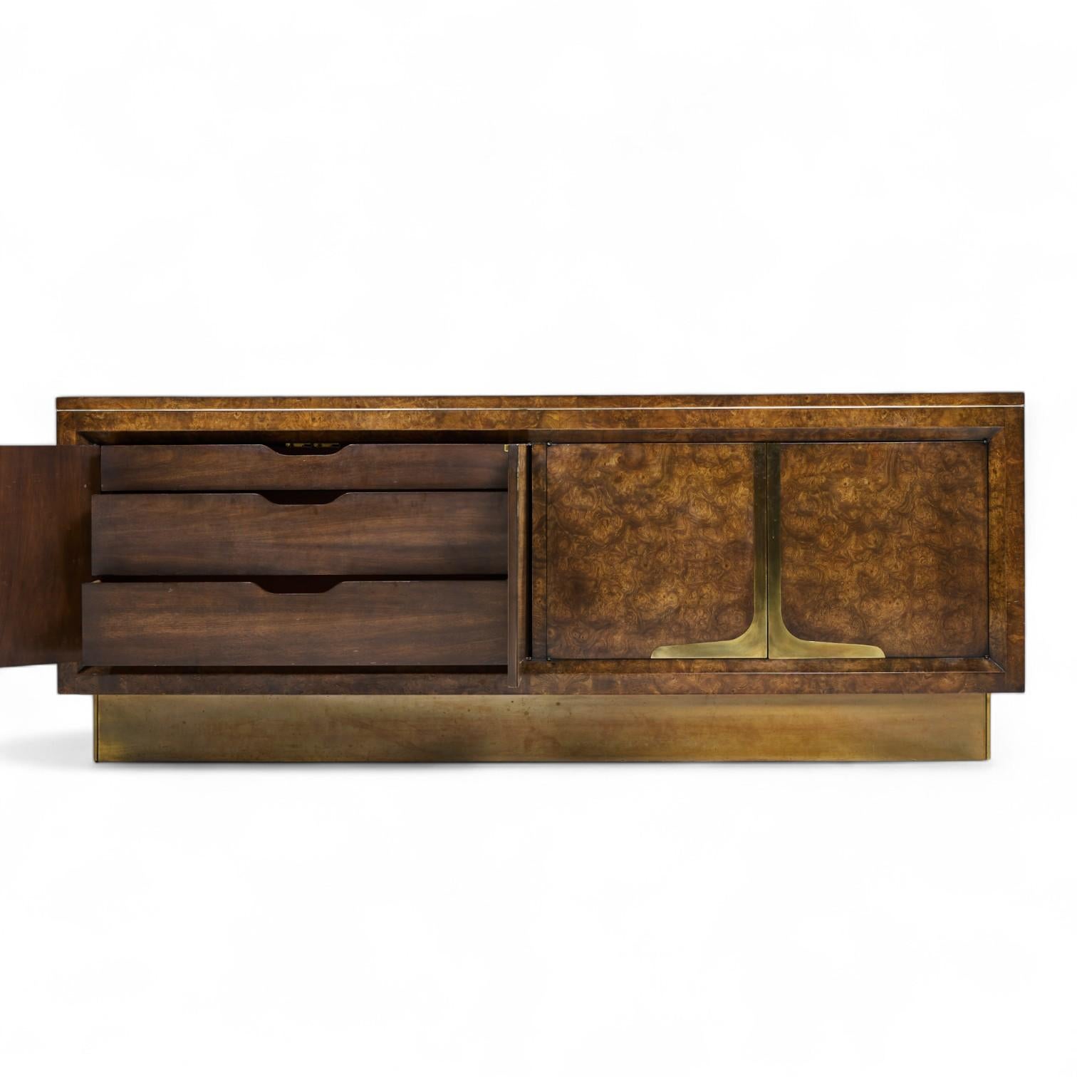 Ottone William Doezema per Mastercraft Credenza in legno di boro e ottone del metà del secolo scorso in vendita