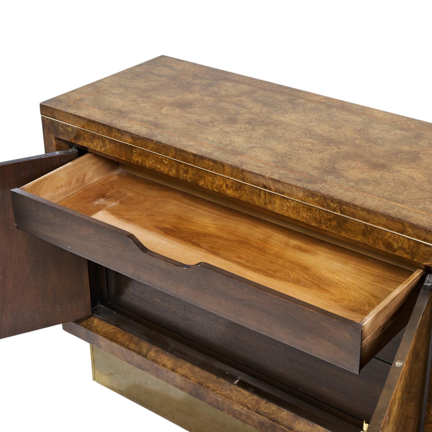 William Doezema per Mastercraft Credenza in legno di boro e ottone del metà del secolo scorso in vendita 1