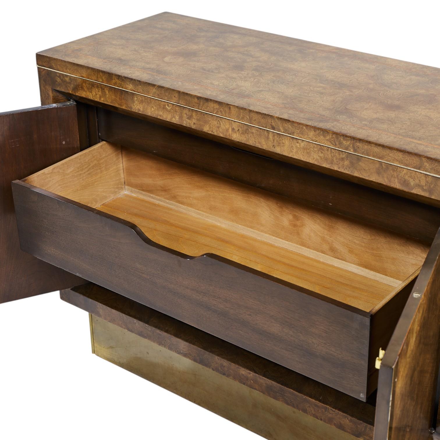 William Doezema per Mastercraft Credenza in legno di boro e ottone del metà del secolo scorso in vendita 2