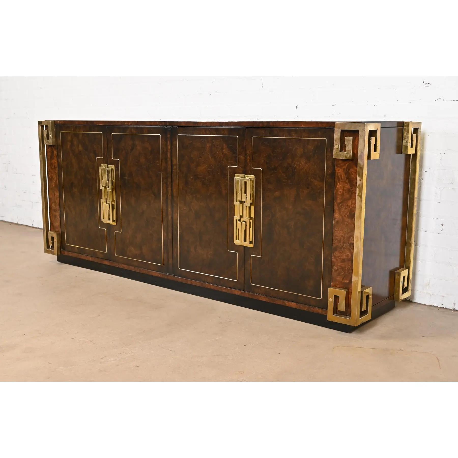 Ein wunderschönes Mid-Century Modern Hollywood Regency Sideboard, Kredenz oder Barschrank.

Von William Doezema für Mastercraft

USA, 1970er Jahre

Wunderschönes, genopptes Ulmenholz aus den Karpaten, mit eingelegter Messingverzierung und