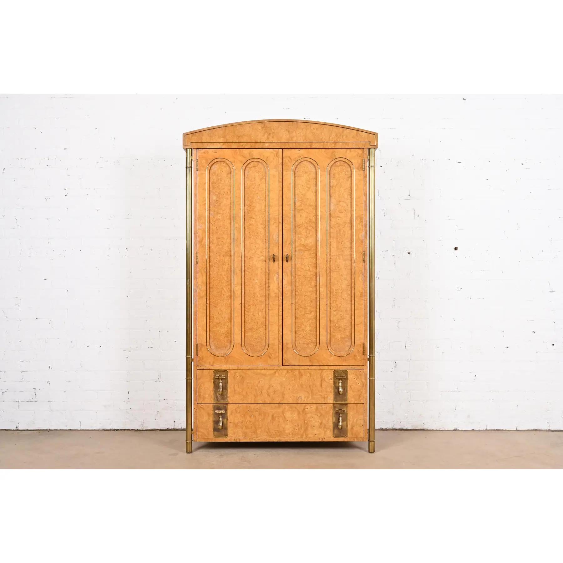 Una splendida cassettiera armoire o cassapanca da gentiluomo in stile Hollywood Regency moderna del Mid-Century

Di William Doezema per Mastercraft Furniture

USA, anni '70

Splendido legno di olmo dei Carpazi burlato, con gambe a colonna in ottone