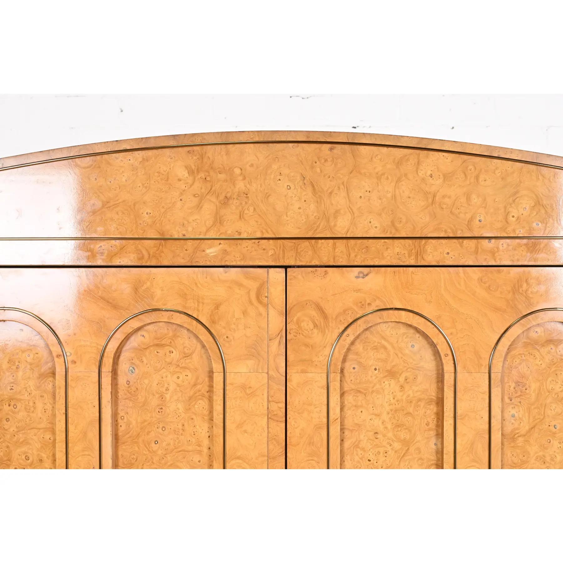 Ottone William Doezema per Mastercraft Armoire Hollywood Regency moderno di metà secolo in vendita