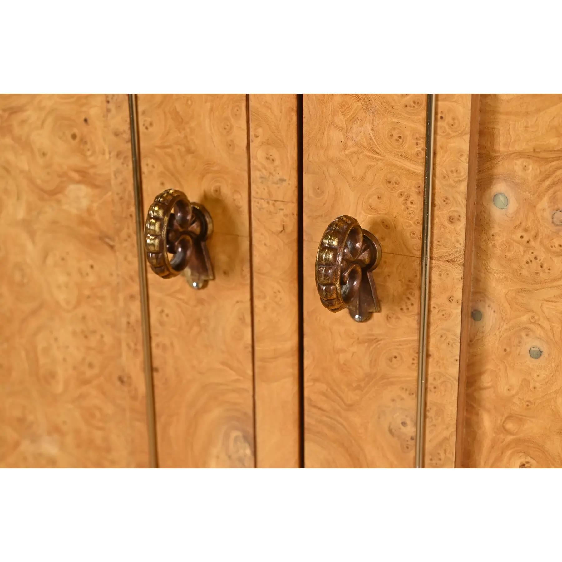 William Doezema per Mastercraft Armoire Hollywood Regency moderno di metà secolo in vendita 1