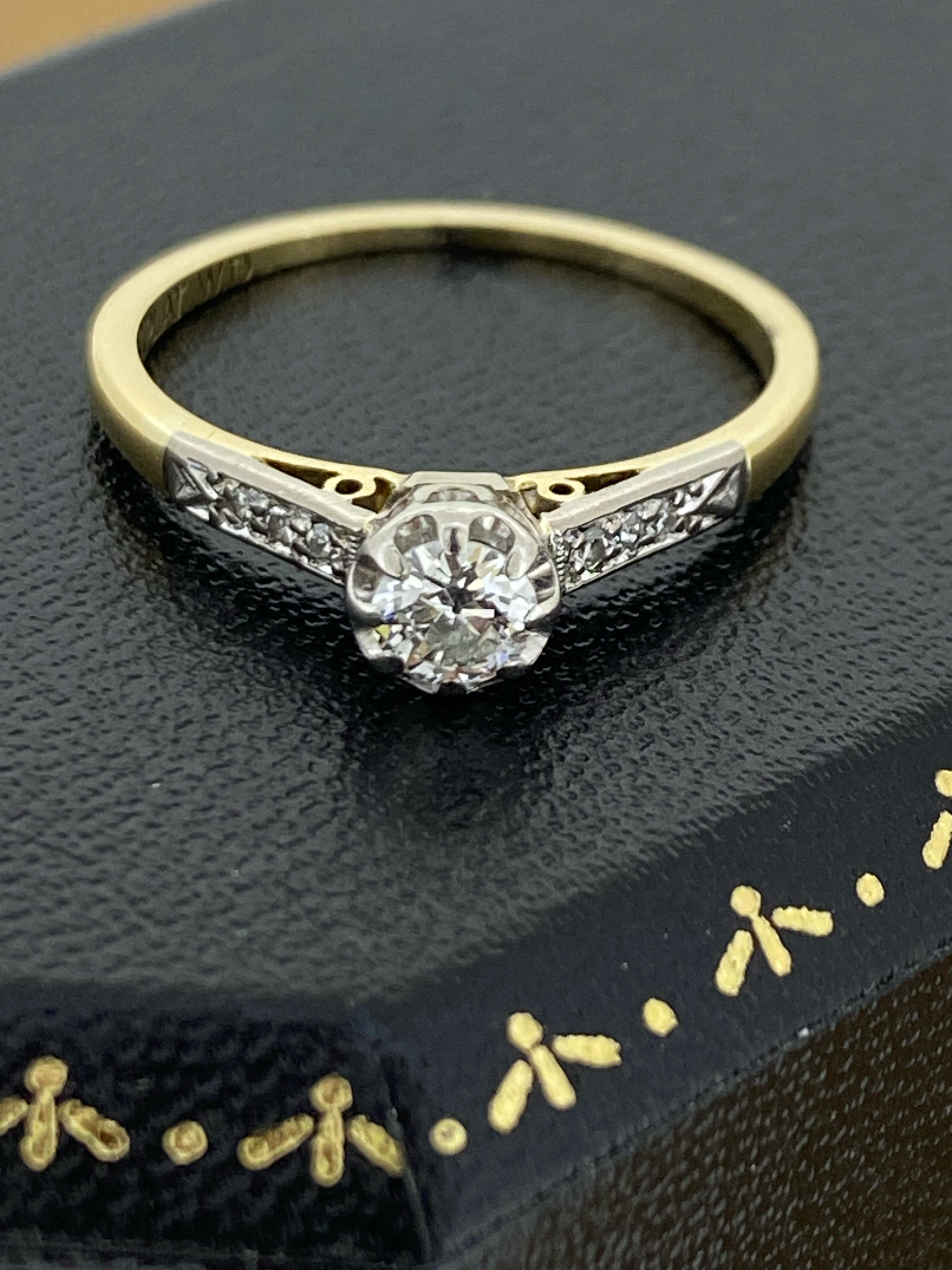 Zeitloses Solitär-Design mit Akzenten 
dieses Stück stammt aus der Zeit des Art-Deco - um 1930

Von dem bekannten Juwelier William Drummond & Co aus Melbourne 

In der Mitte mit einem Diamanten im Alteuropäischen Schliff in 8 Krallen besetzt
von ca.