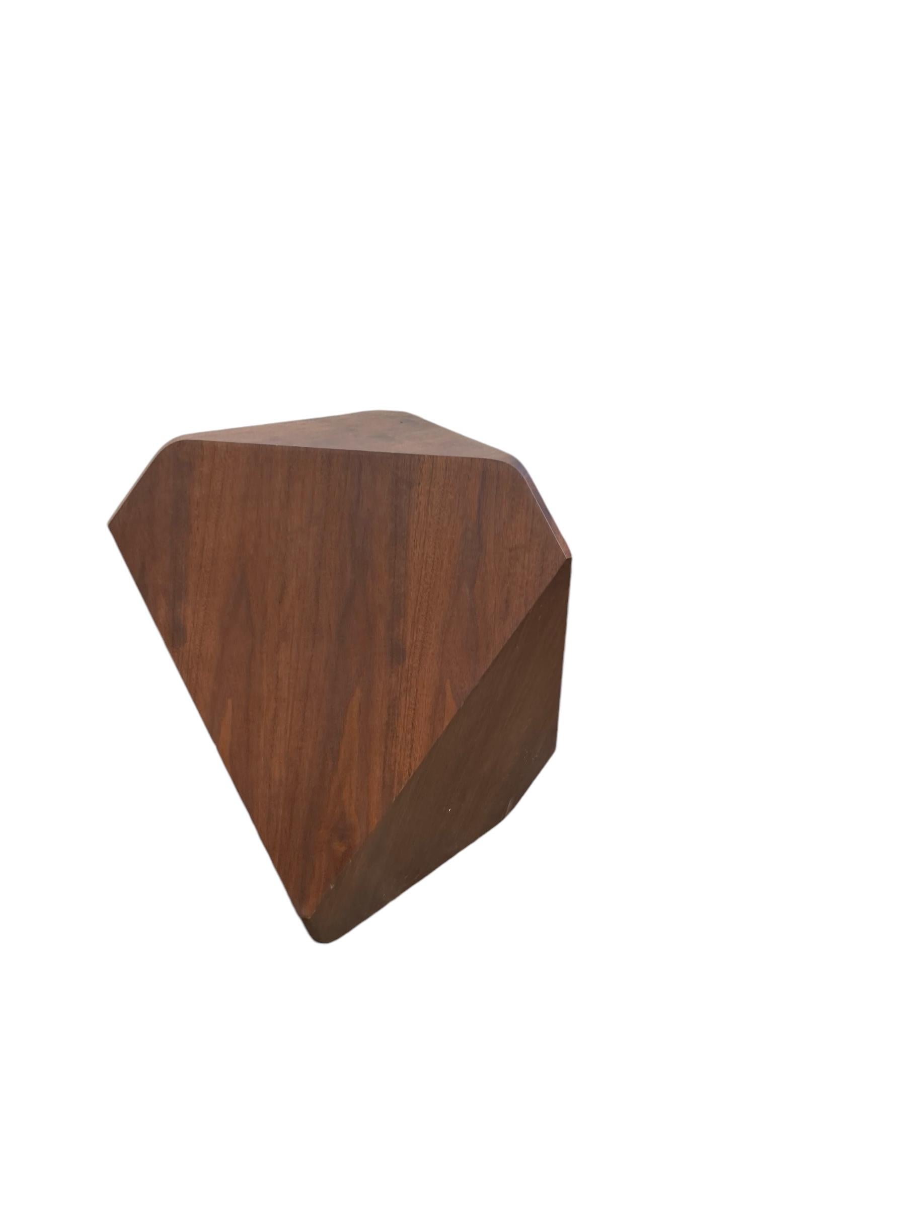 20ième siècle Table de salle à manger emblématique Hal de William Earle à deux piédestaux avec plateau ovale en verre en vente