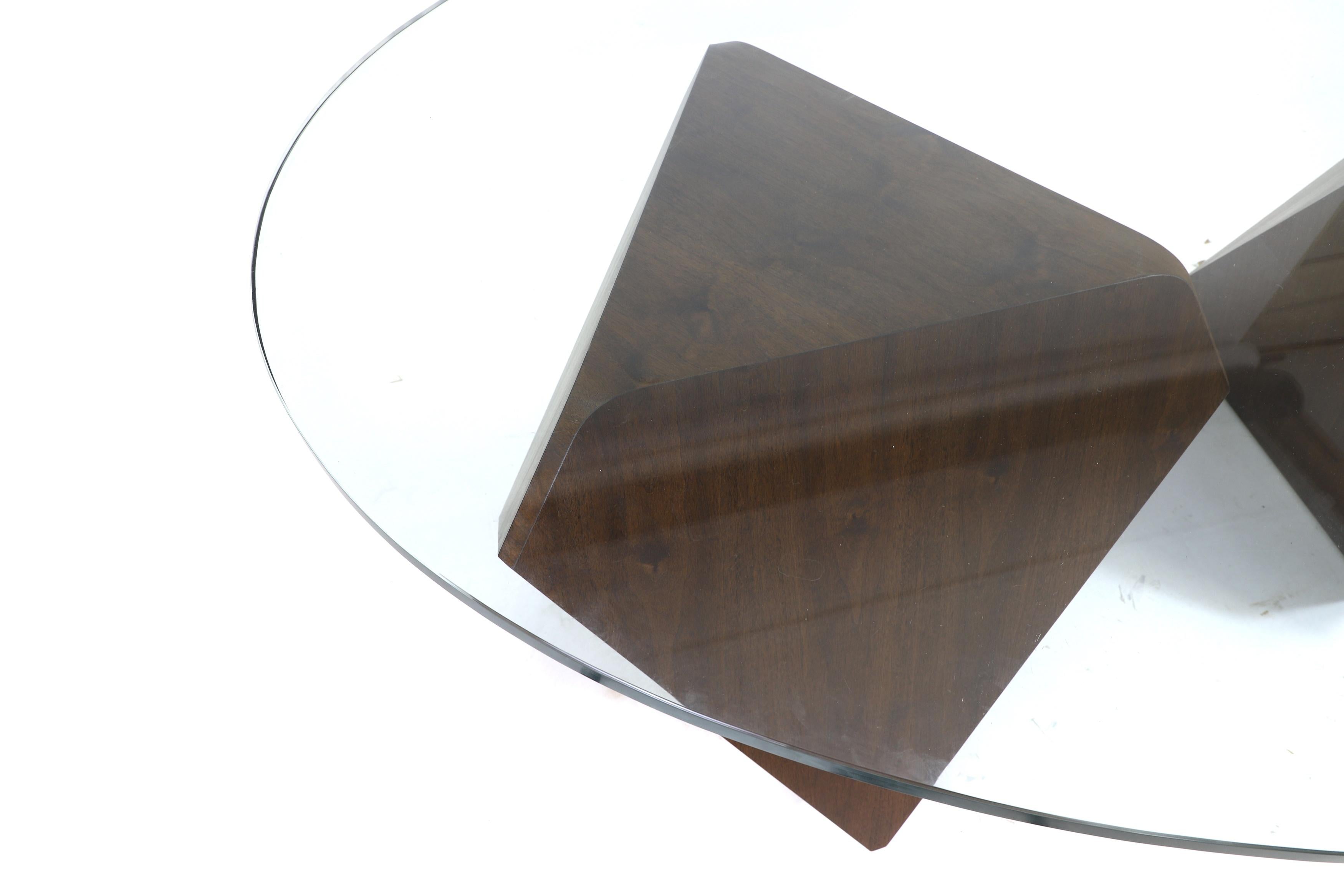 Verre taillé Table de salle à manger emblématique Hal de William Earle à deux piédestaux avec plateau ovale en verre en vente