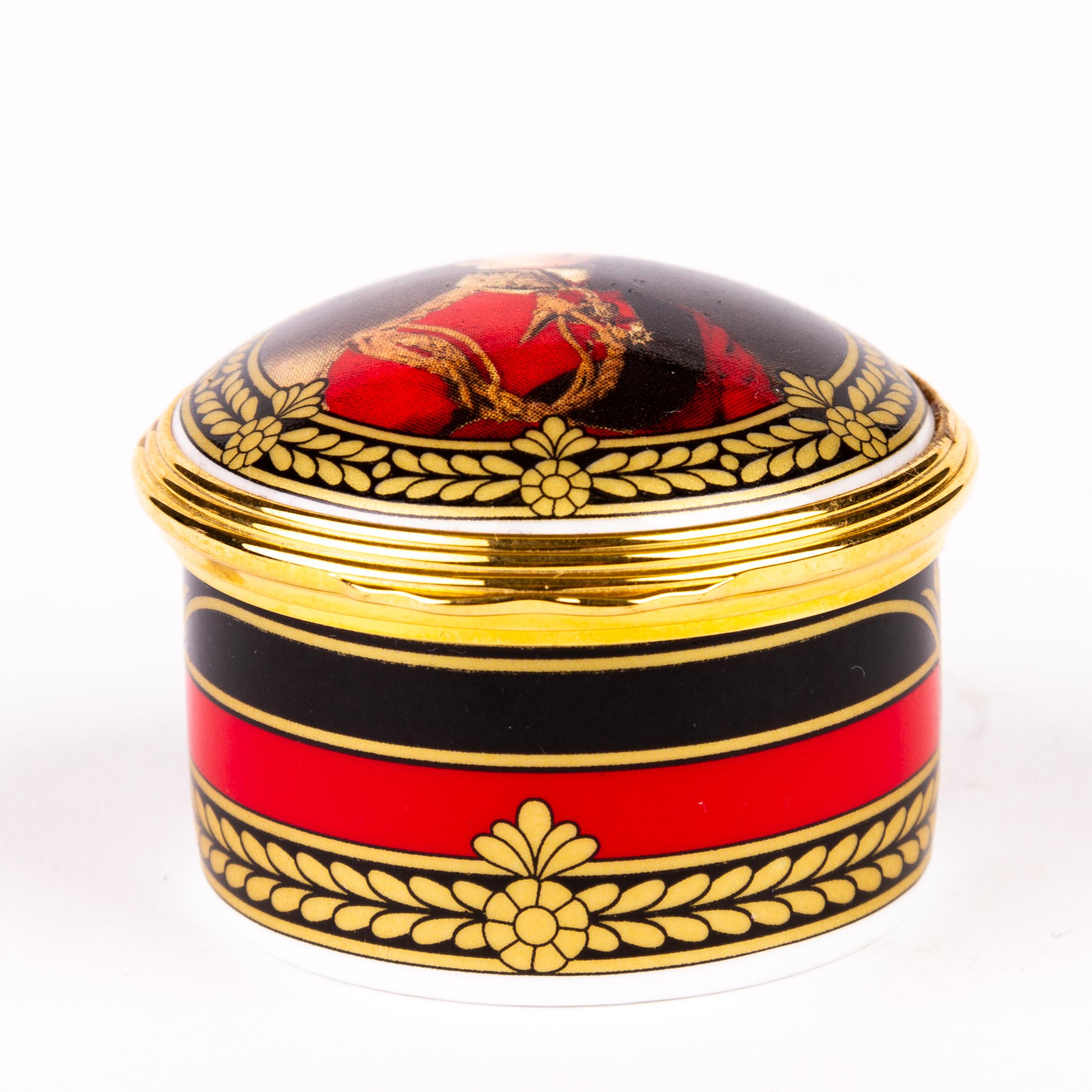 William Edwards Waterloo 24KT Gold Porcelain Pillbox 
We ship internationally. 
