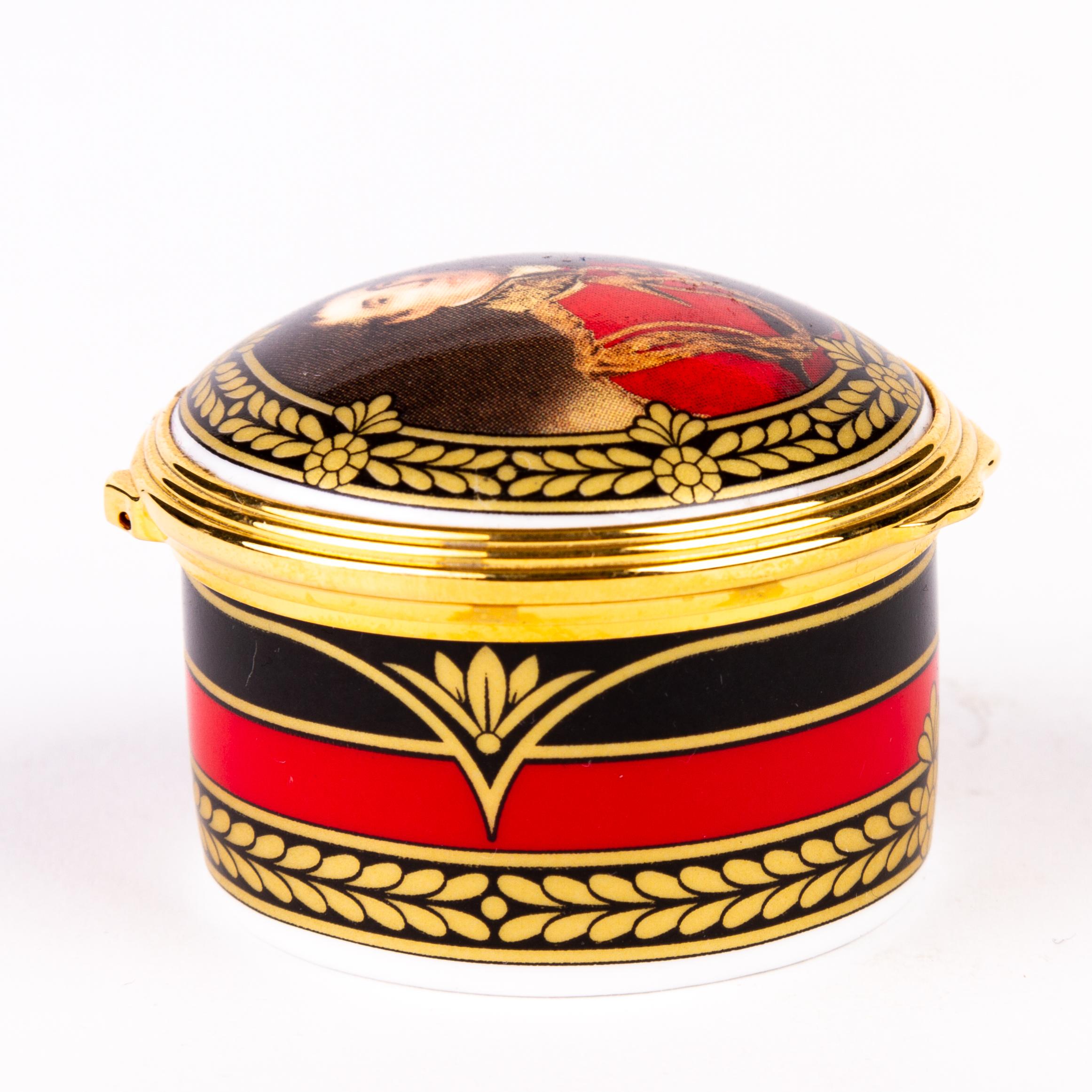 William Edwards Waterloo 24KT Gold Porcelain Pillbox   In Good Condition For Sale In Nottingham, GB