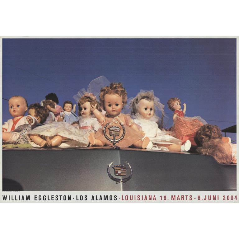 Muñecas sobre el capó" de William Eggleston presenta una escena inquietante e hipnotizadora: un grupo de muñecas desechadas esparcidas por el reluciente capó de un Cadillac. La superficie reflectante del coche distorsiona el mundo que le rodea,