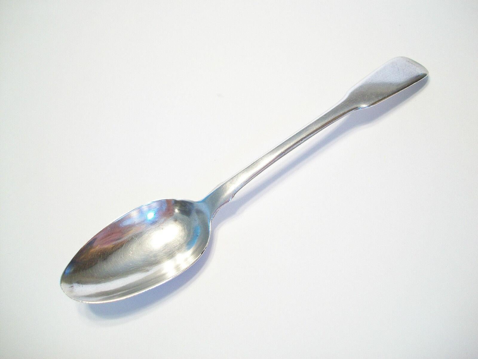 WILLIAM ELEY  WILLIAM FEARN  WILLIAM CHAWNER - George III sterling silver tea or dessert spoon - hallmarked - United Kingdom (London) - circa 1813.

Excellent antique condition - no loss - no damage - no repairs - tarnishing & fine surface scratches