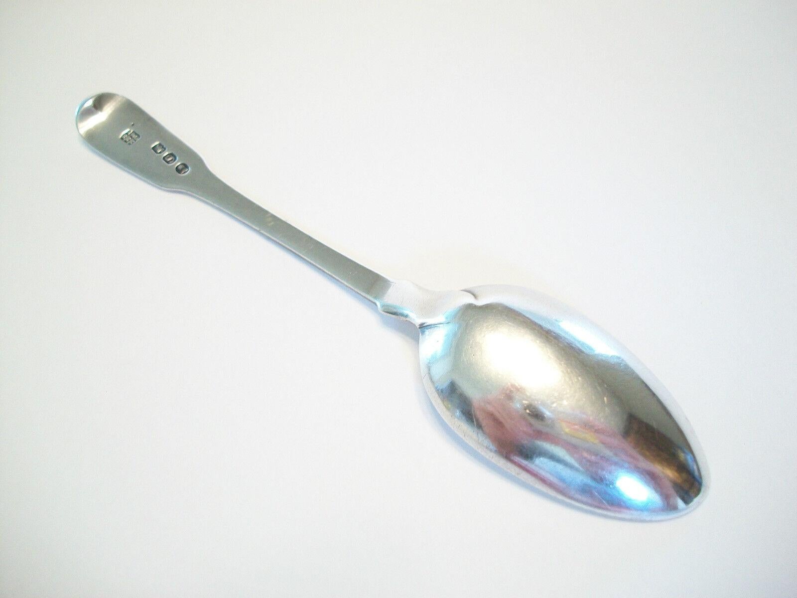 WILLIAM ELEY - George III Sterling Silver Tea/Dessert Spoon - U.K. - Circa 1813 In Good Condition For Sale In Chatham, ON