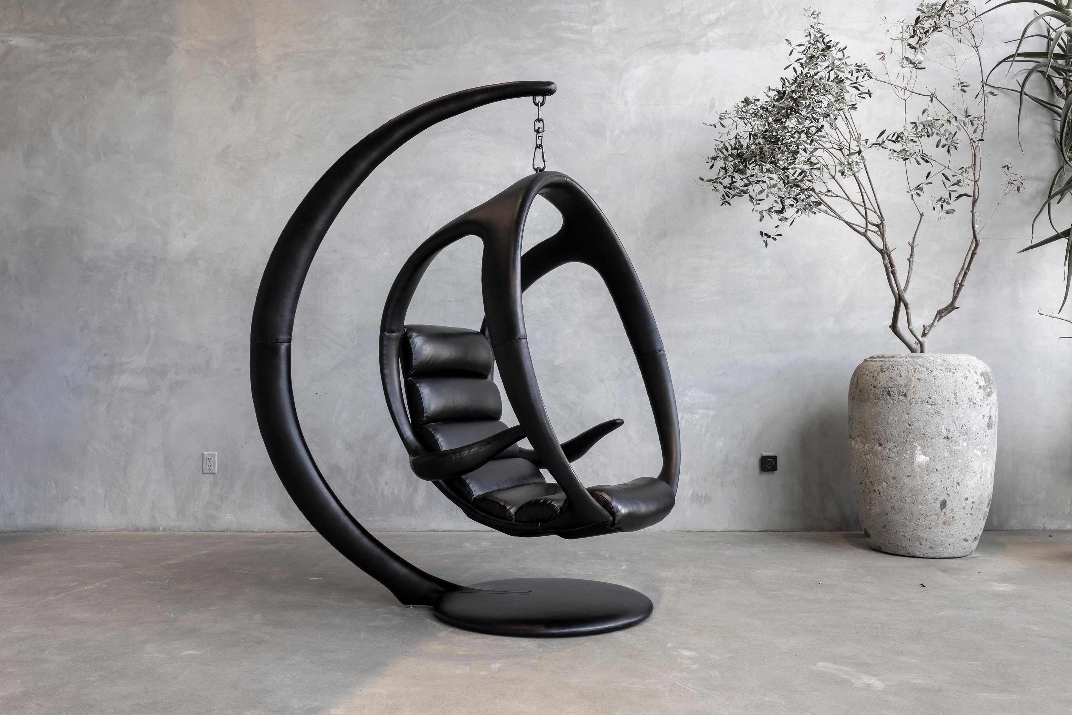 Incroyable pièce de la Collection S de William Emmerson - le Leather Hanging Pod Chair.

Construit à partir d'un substrat en acier solide qui est ensuite enveloppé dans du cuir français teinté à la main, y compris la base et l'assise flottante.  La