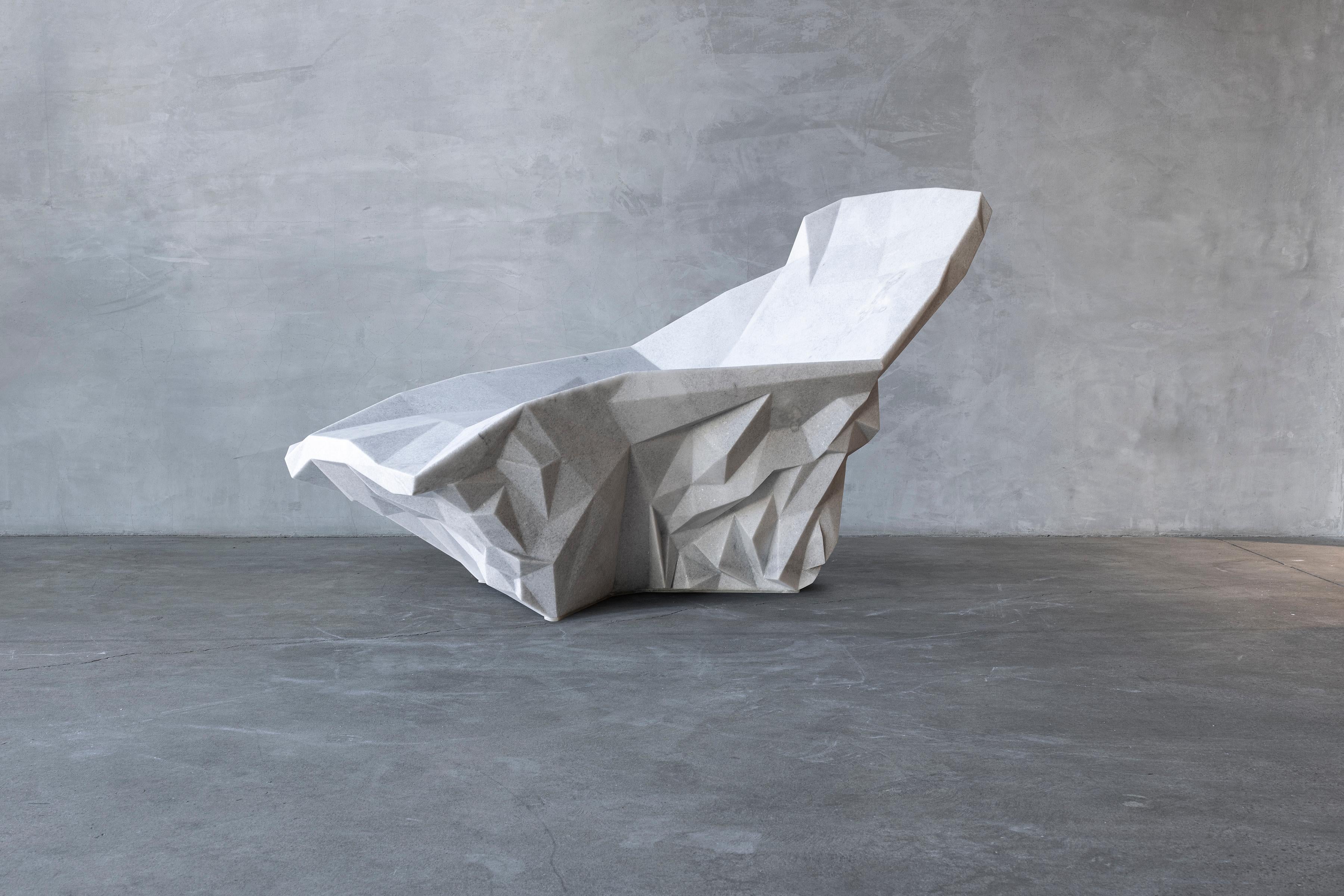 La silla Berg de William Emmerson
Edición limitada de 2 piezas.
Dimensiones: P 36,5 x An 66,5 x Al 39 
Materiales: Mármol de Naxos.

El Berg es una pieza distintiva de arte funcional, meticulosamente elaborada a mano a partir de un bloque macizo de