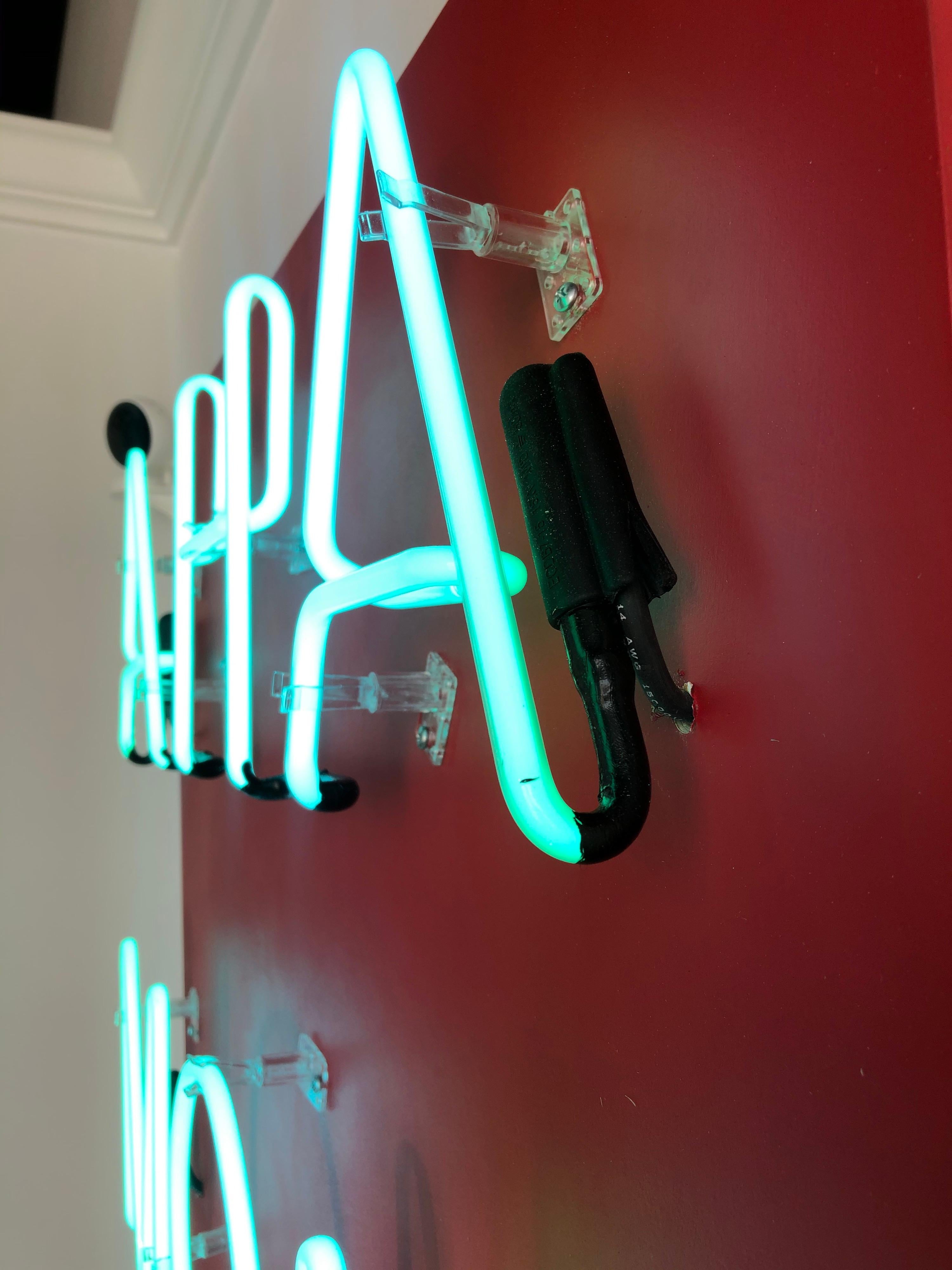 Acryl und Neon auf Tafel mit dem Titel: AHA MOMENT 8