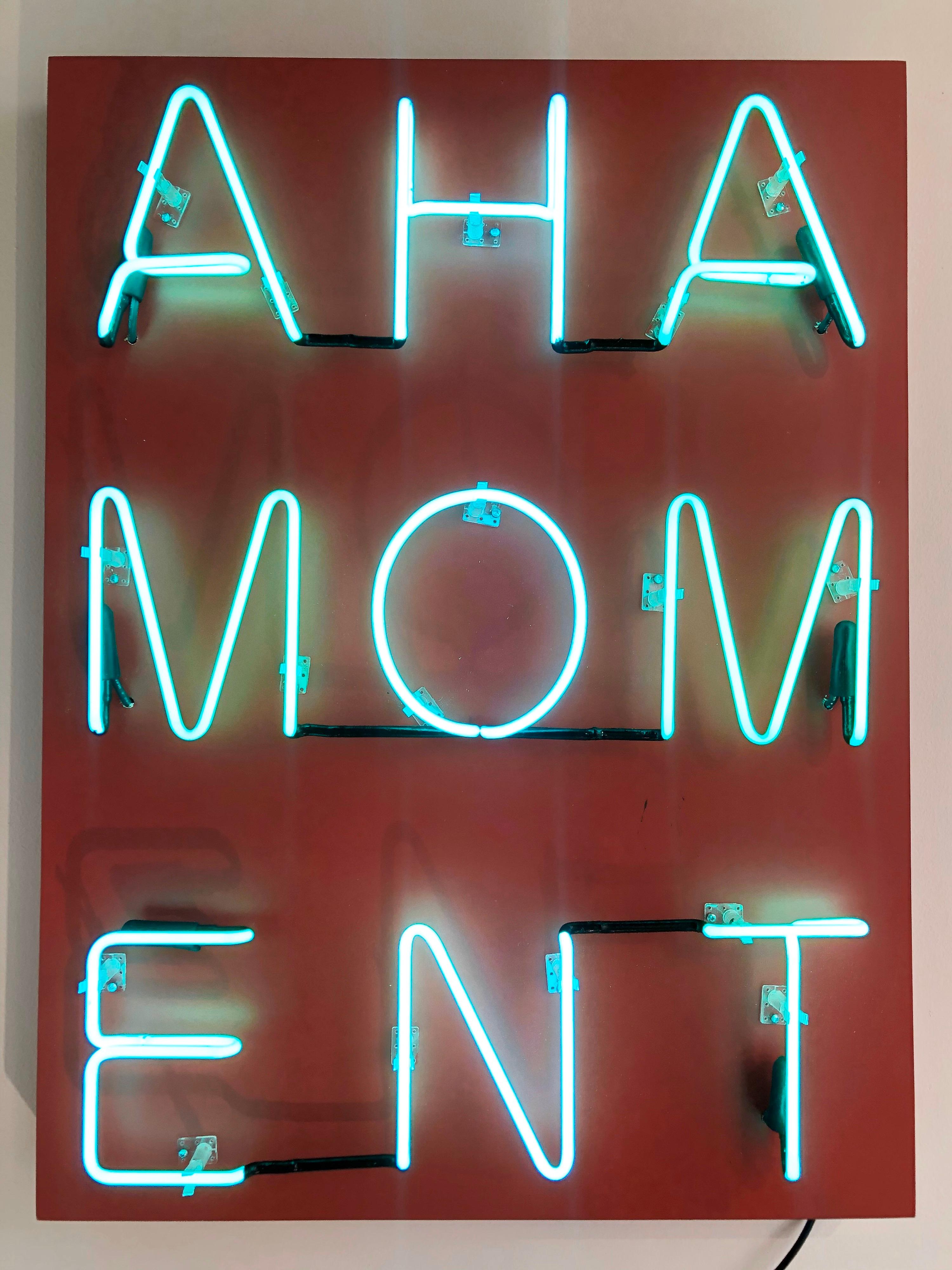 Acryl und Neon auf Tafel mit dem Titel: AHA MOMENT (Konzeptionell), Mixed Media Art, von William Finlayson