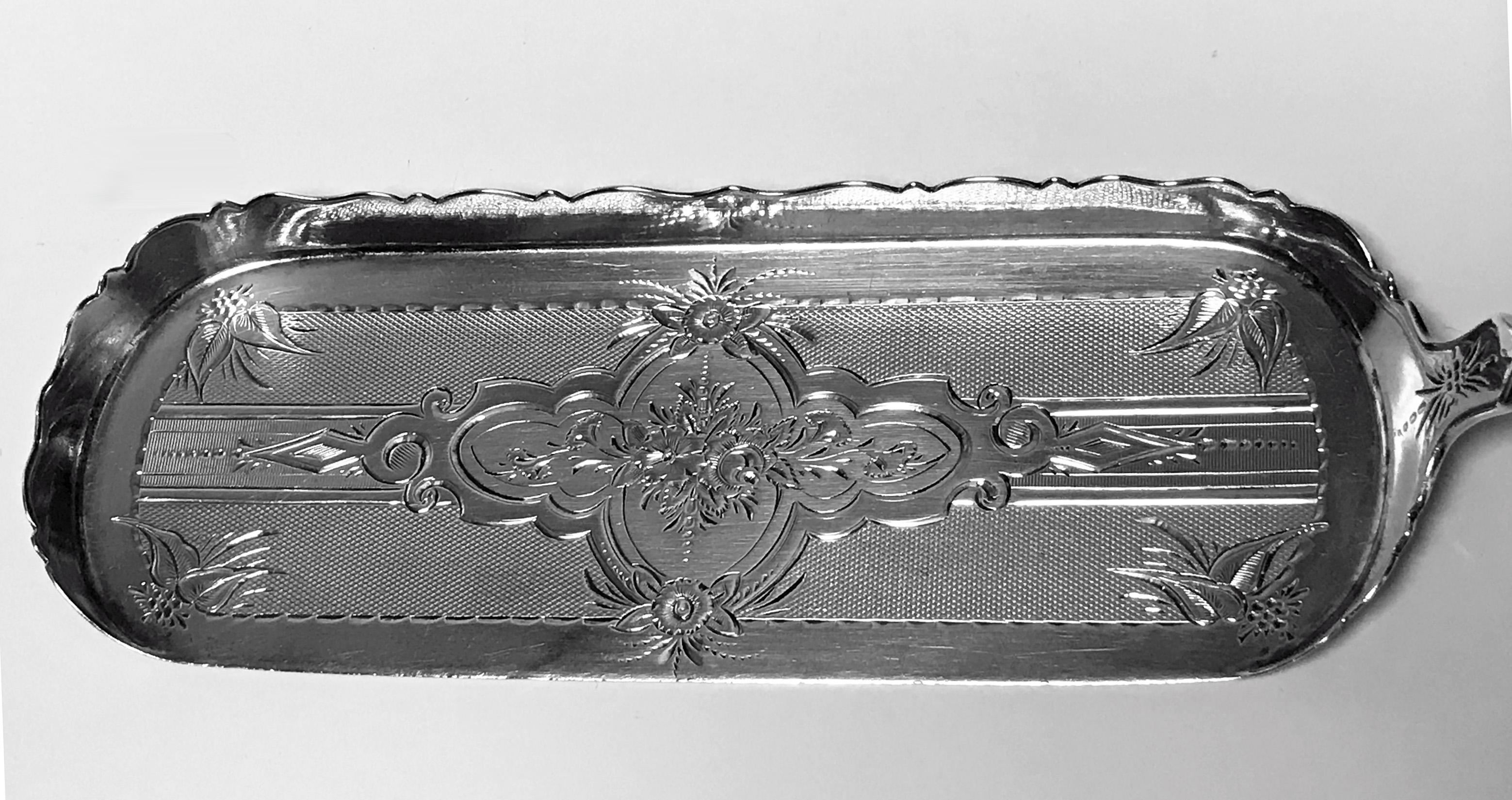 William Gale American sterling silver crumb scoop slice, circa 1860. Beautiful engine turned and foliate engraved with spiral stem to shaped handle. Monogram possibly MEH intertwined. Stamped W.Gale & Son 925 Sterling on reverse. Measures: Length