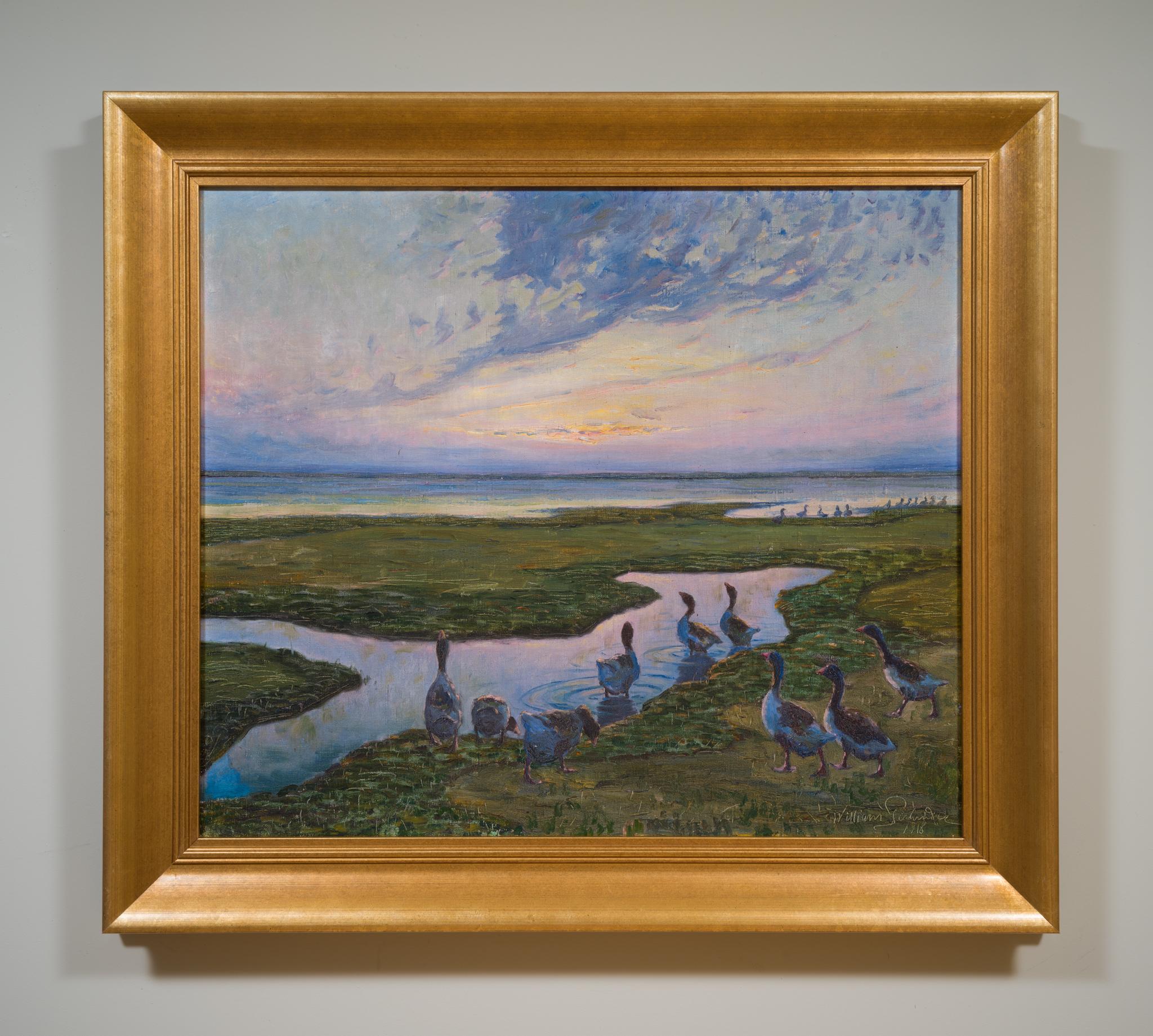 Dieses leuchtende Ölgemälde von William Gislander zeigt eine ruhige Abendszene im Küstenfeuchtgebiet von Falsterbo in Südschweden. Eine Gruppe von Gänsen versammelt sich am Rande eines sich schlängelnden Baches, während die Sonne über dem Horizont
