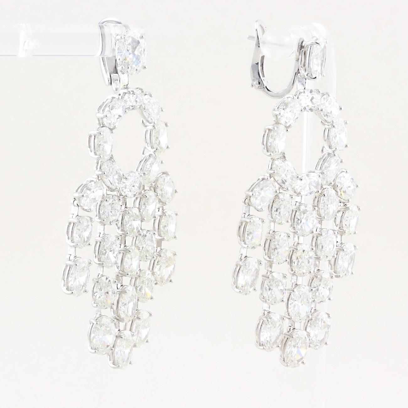 Une paire de boucles d'oreilles en diamant ovale de William Goldberg. 

Chaque boucle d'oreille comporte 28 diamants de taille ovale pour un poids total en carats estimé à 32,00ct. Les diamants sont de couleur H et de pureté VS et sont sertis dans