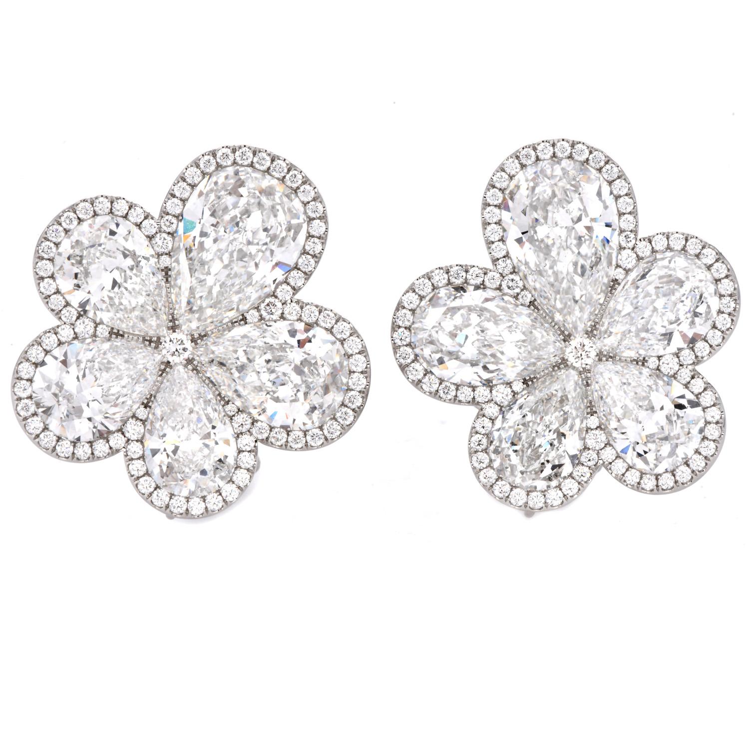 Tappeto REd! Questi orecchini a grappolo con orchidea di William Goldberg sono caratterizzati da una silhouette fiorita scolpita nel platino. Ogni orecchino presenta un gruppo di cinque diamanti a forma di pera, da 2 a 1 carato, disposti in una