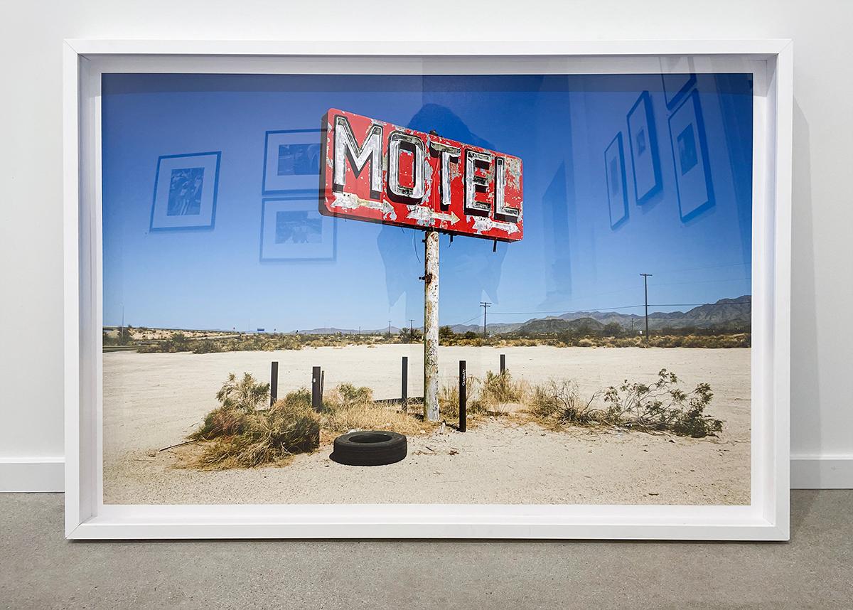 Motel, Needles, CA - Paisaje en color, Desierto, Oeste, Montañas, Señal, Neumático - Photograph de William Greiner