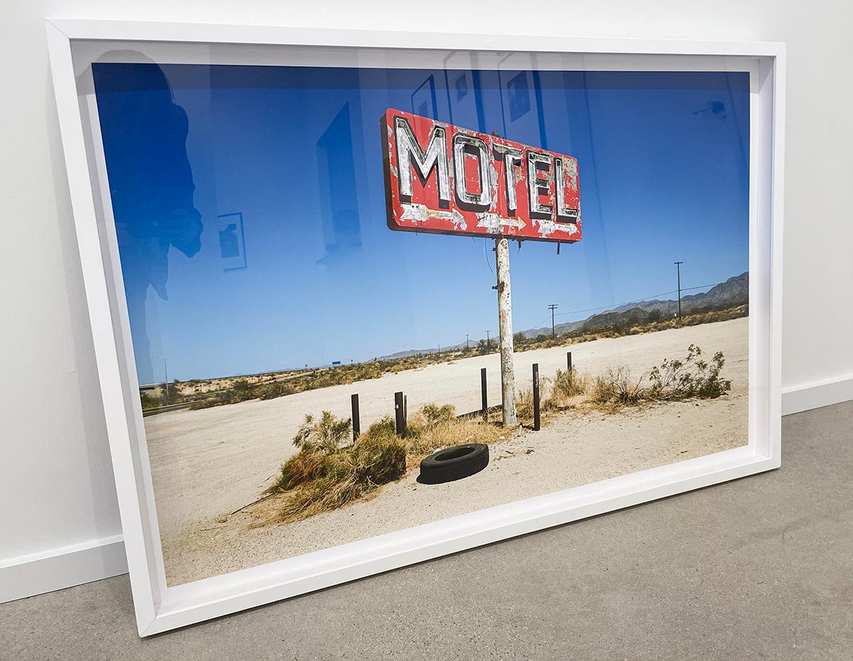 Motel, Needles, CA - Paisaje en color, Desierto, Oeste, Montañas, Señal, Neumático - Photograph Contemporáneo de William Greiner